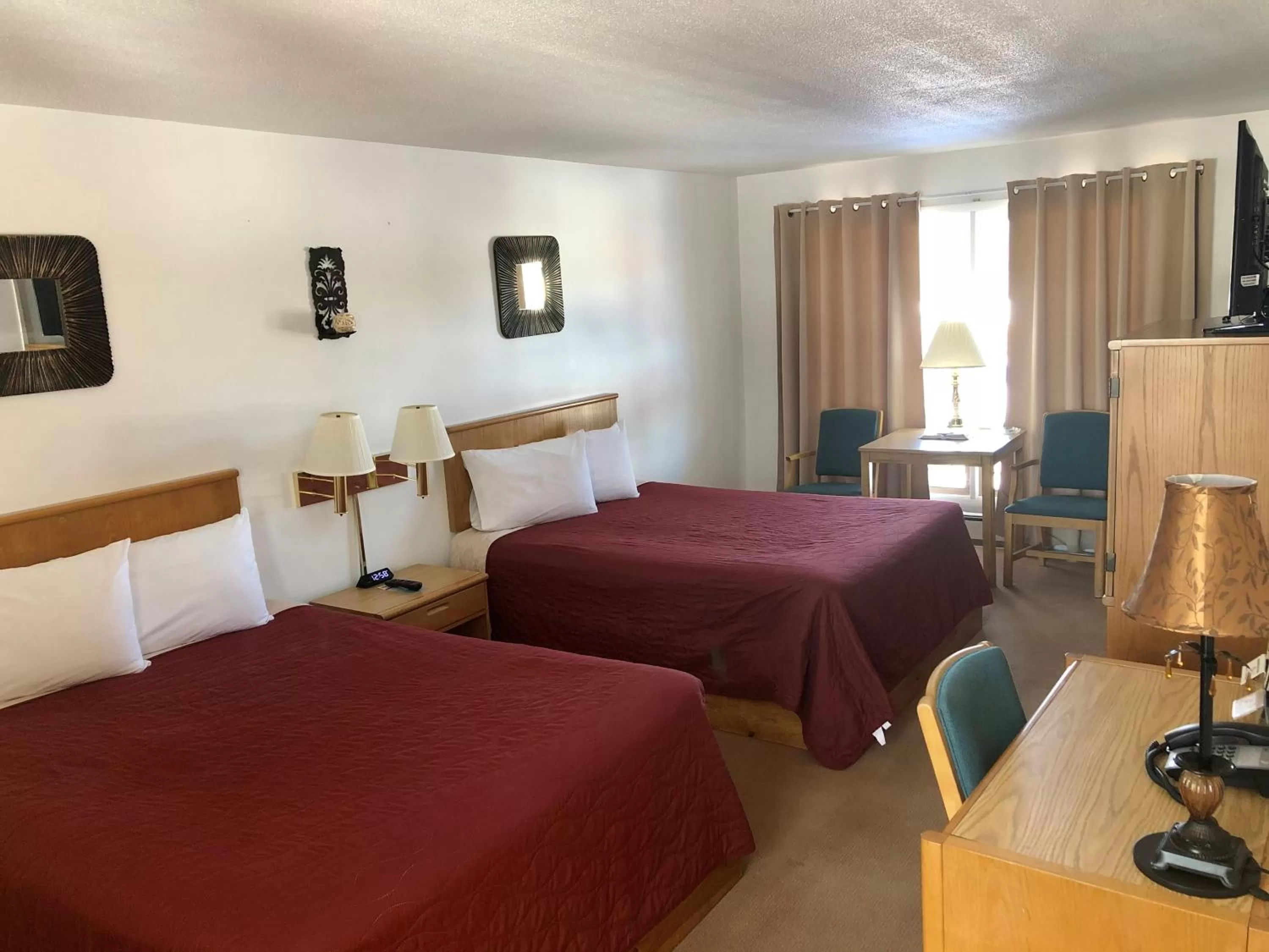 Bed in Budget Host Inn