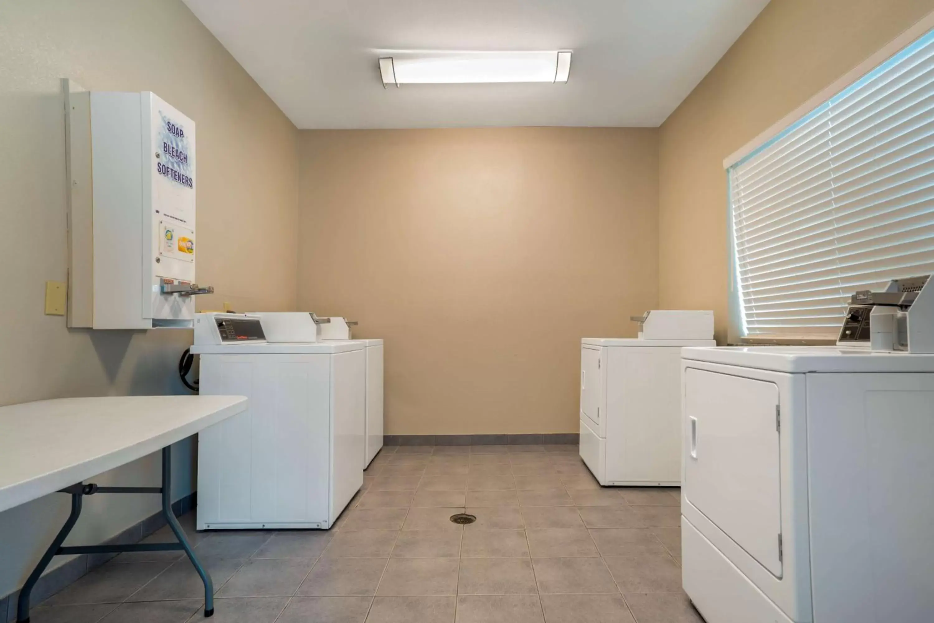 laundry, Kitchen/Kitchenette in Best Western Wakulla Inn & Suites