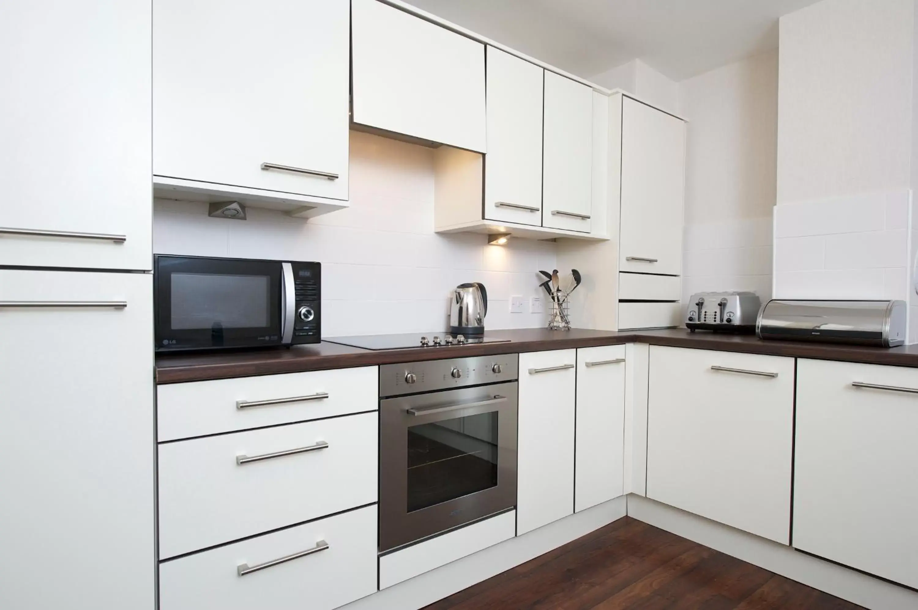 Kitchen or kitchenette, Kitchen/Kitchenette in The Knight Residence by Mansley