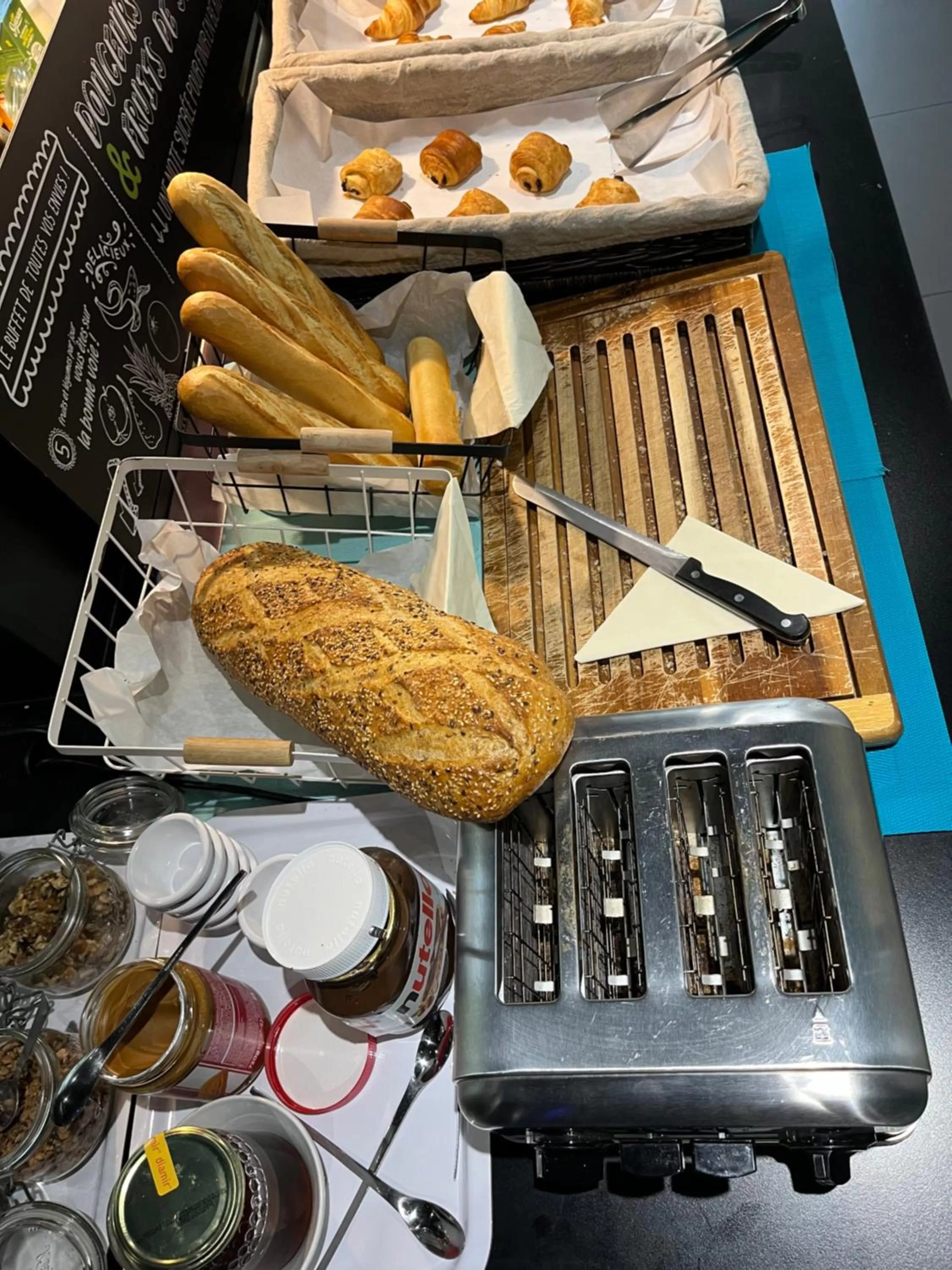 Breakfast in Kyriad Direct Marseille Ouest - Martigues