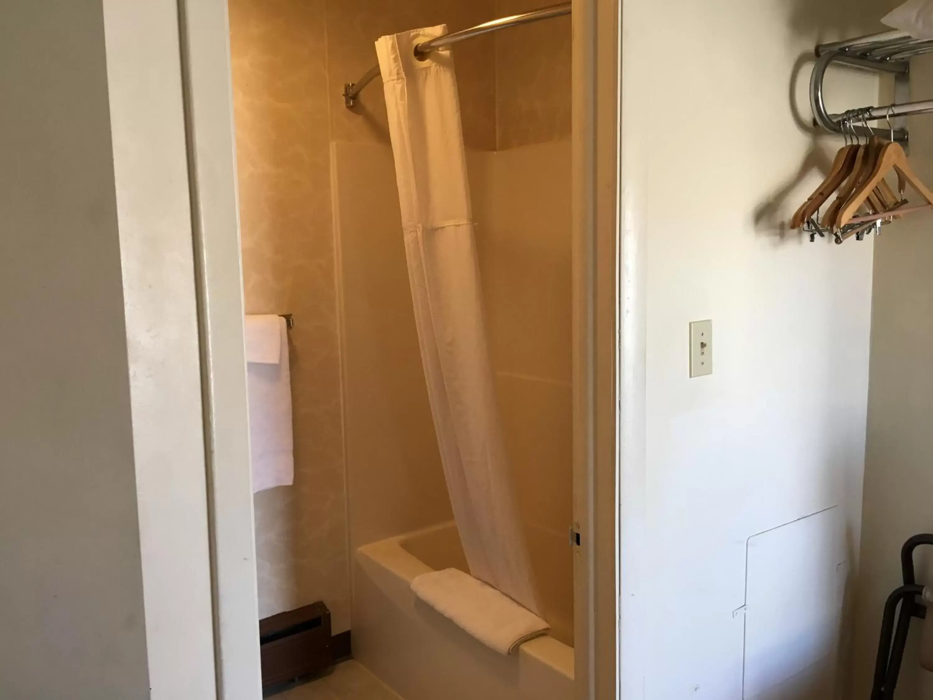 Hot Tub, Bathroom in Red Carpet Inn - Gettysburg