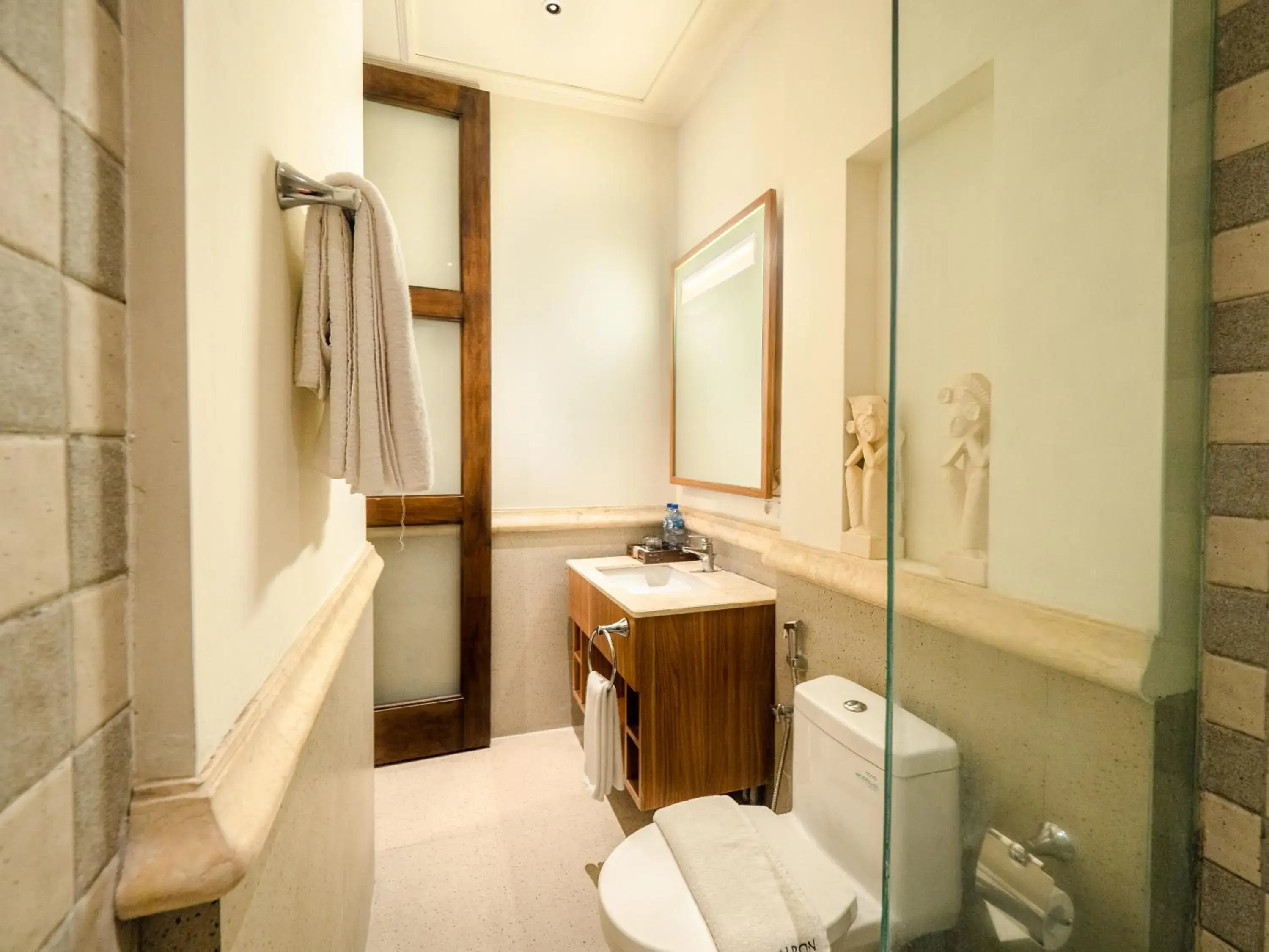 Bathroom in Alron Hotel Kuta Powered by Archipelago