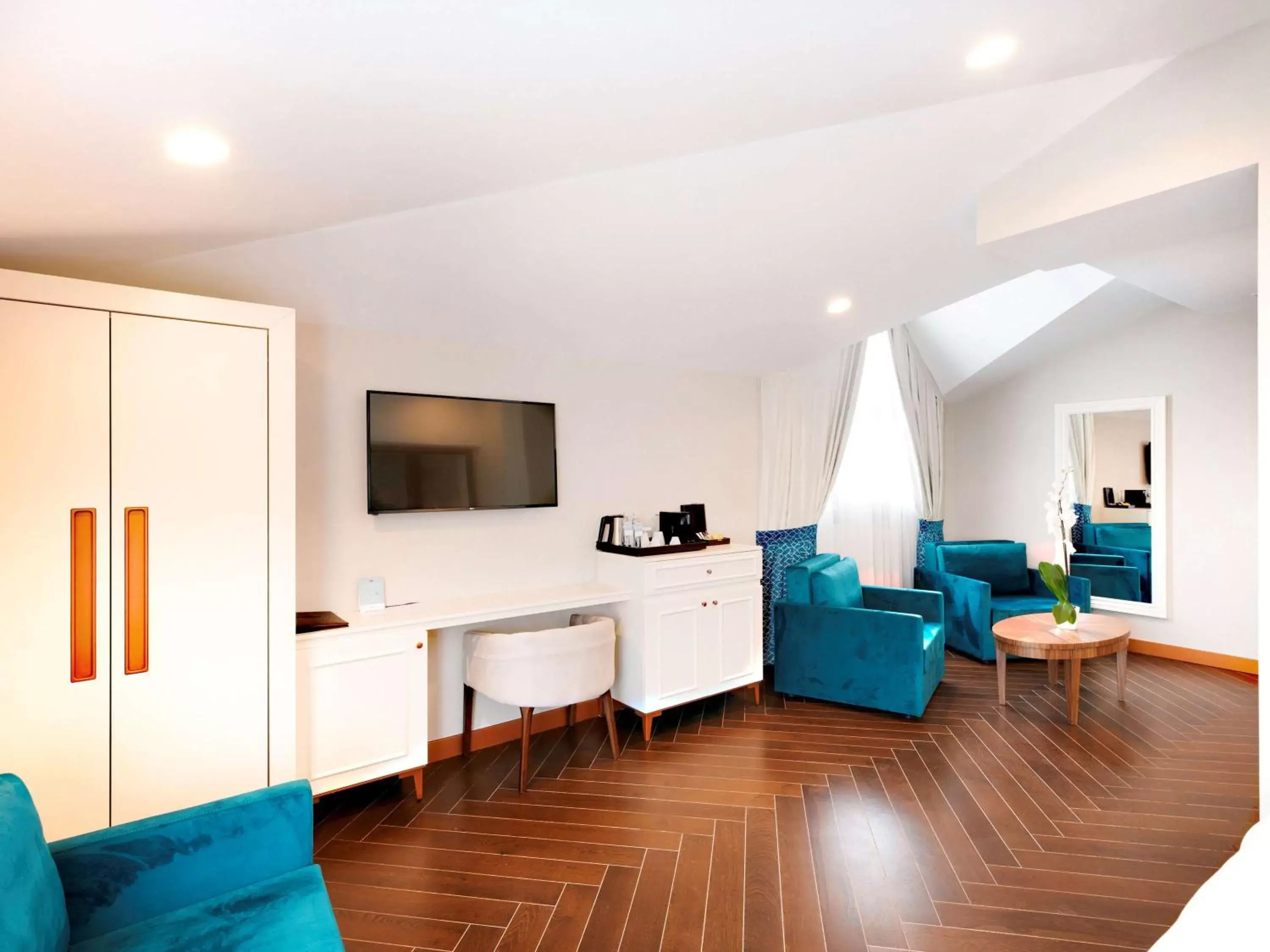 Lounge or bar, TV/Entertainment Center in Mercure Istanbul Sirkeci
