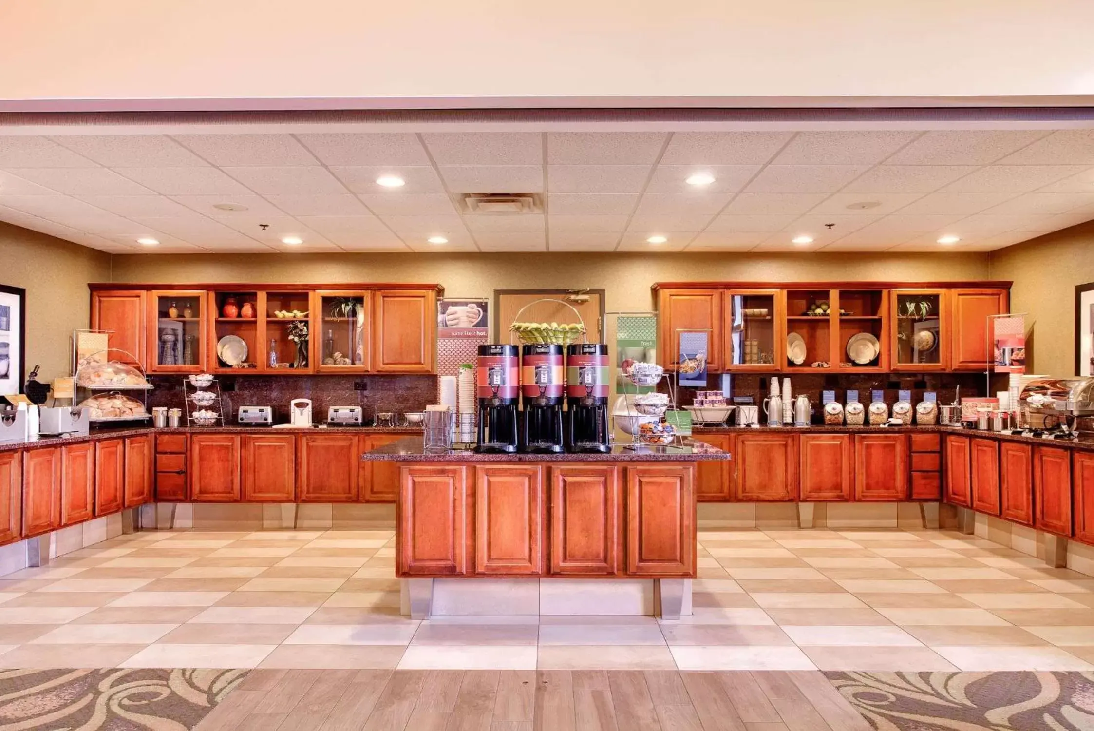 Dining area in Hampton Inn & Suites Addison