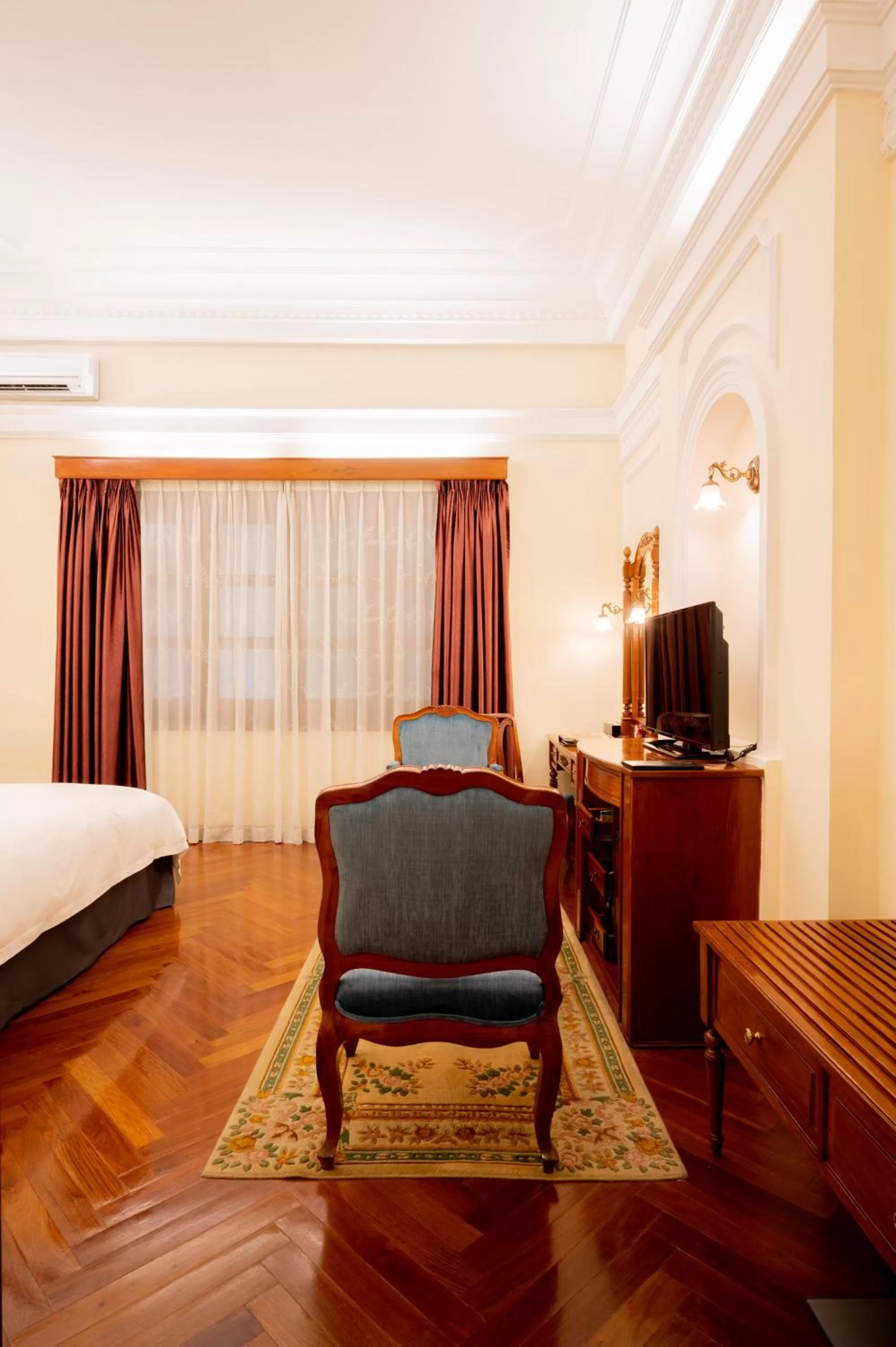 Photo of the whole room, Bed in Hotel Majestic Saigon