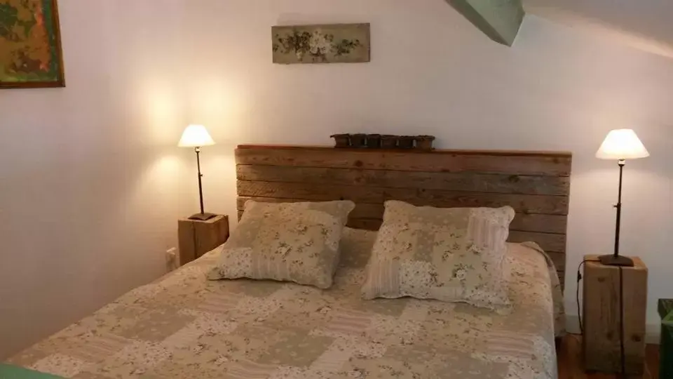 Bed in Chambres d'Hôtes Aux Tournesols