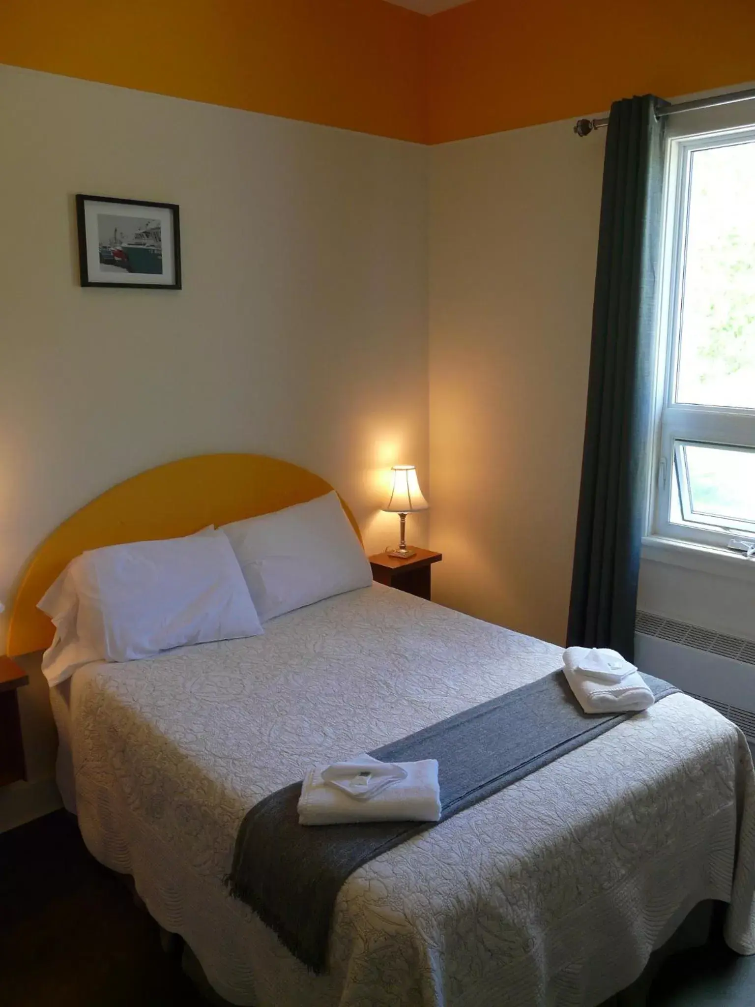 Queen Room with Shared Bathroom in Auberge La Petite École de Forillon