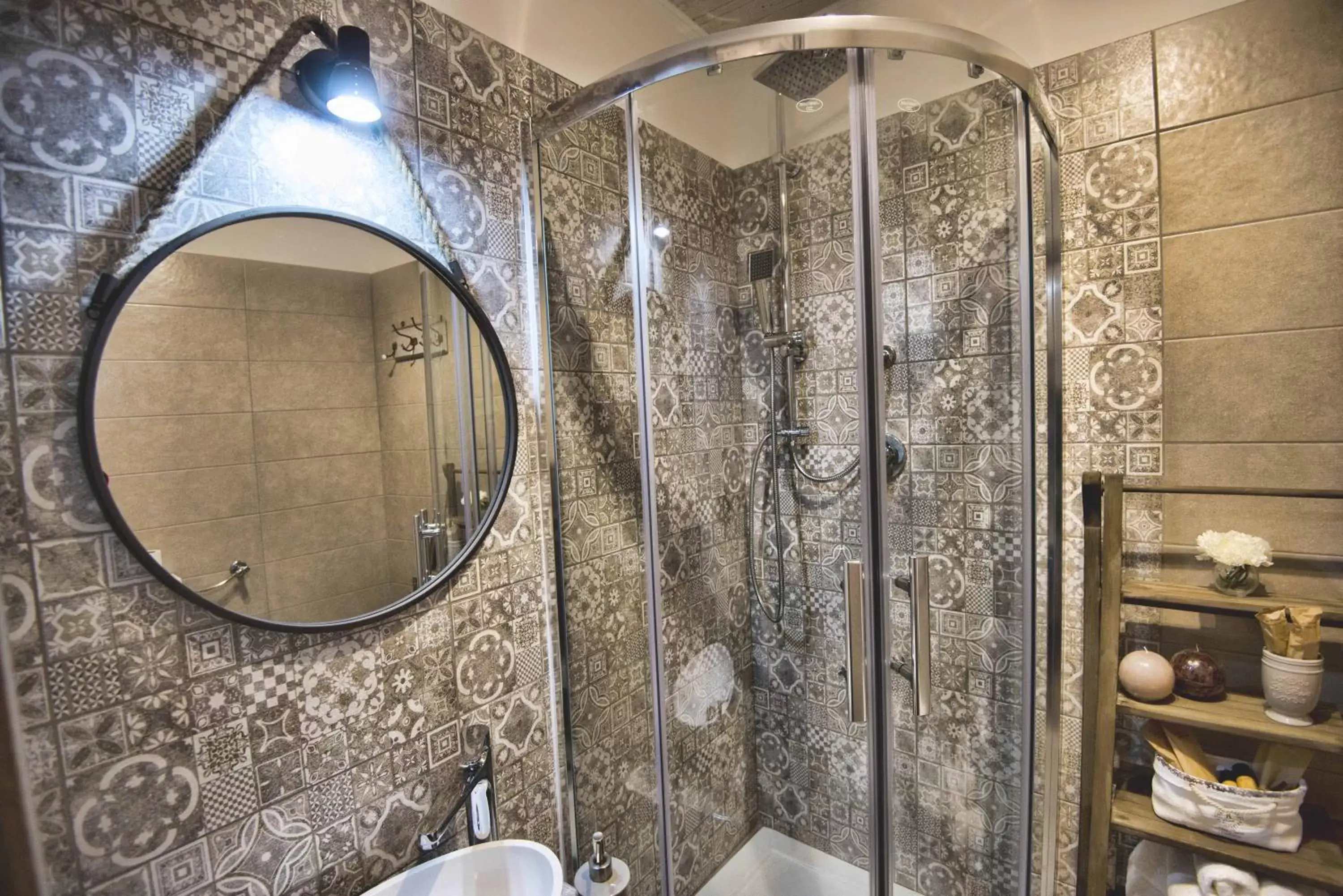 Shower, Bathroom in Elegant B&B - Il Vicolo storico