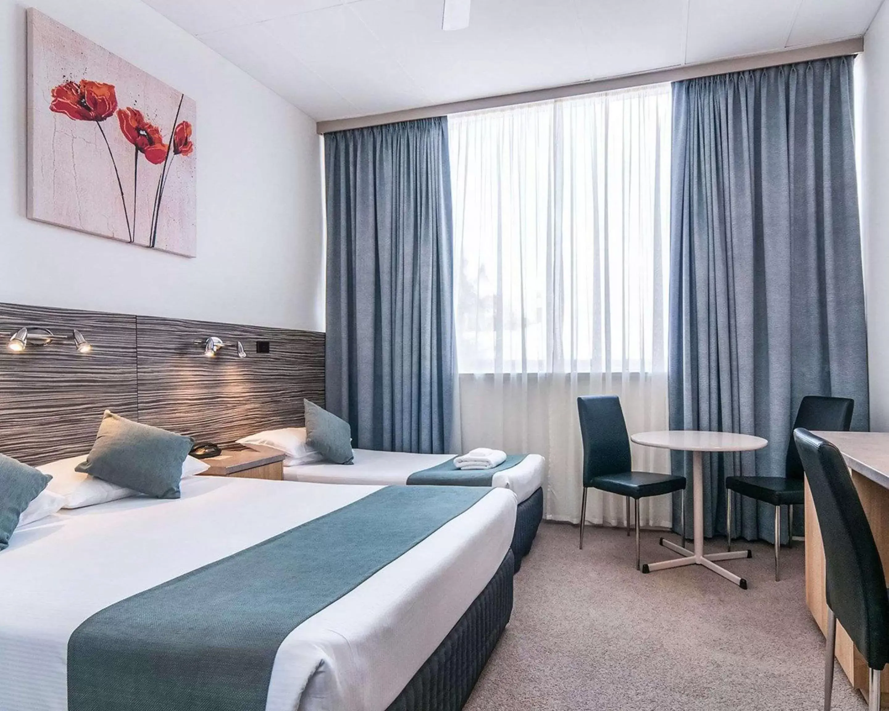 Photo of the whole room, Bed in Comfort Inn Regal Park, North Adelaide