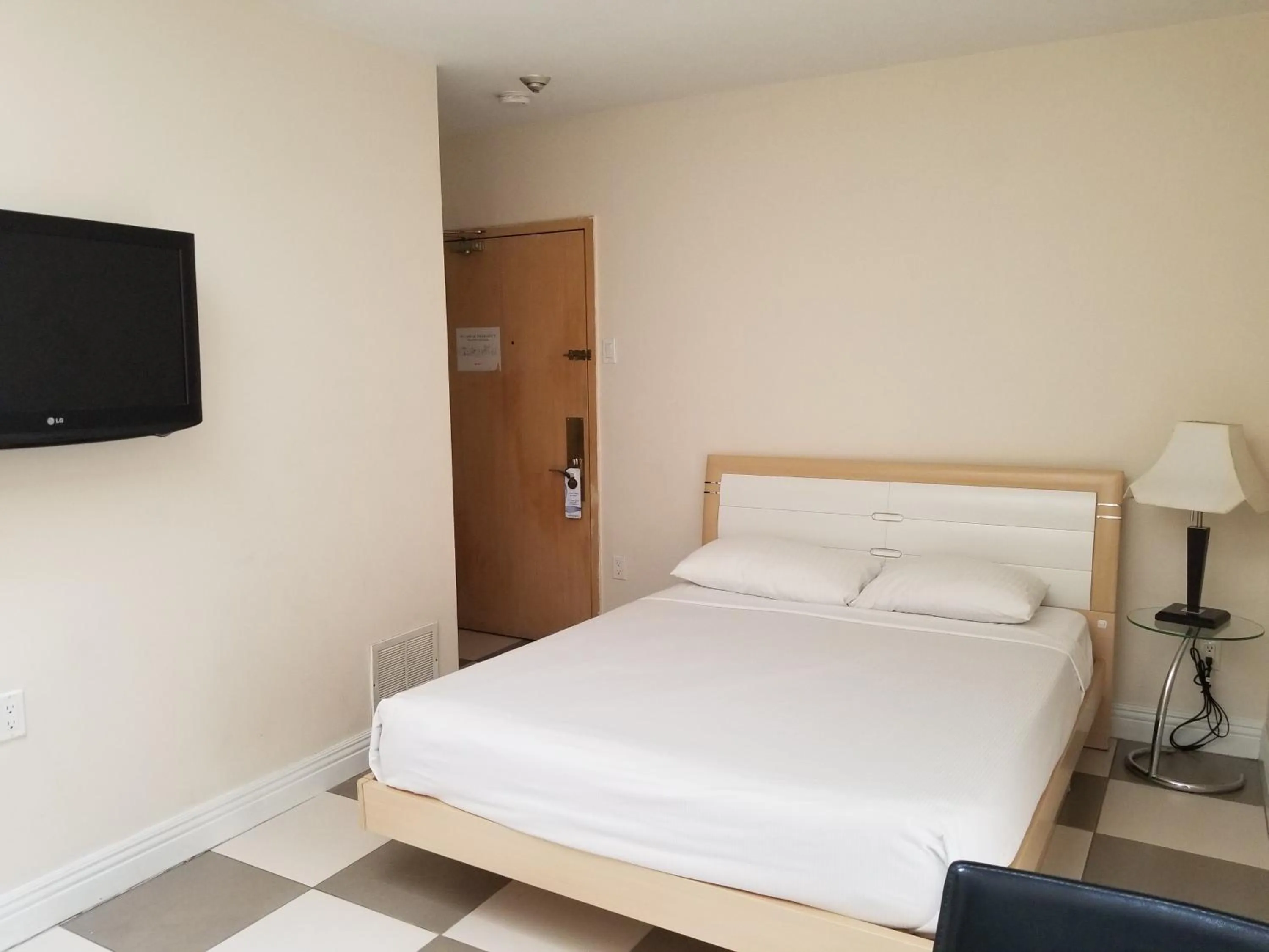 Bedroom, Bed in Dragon Gate Inn