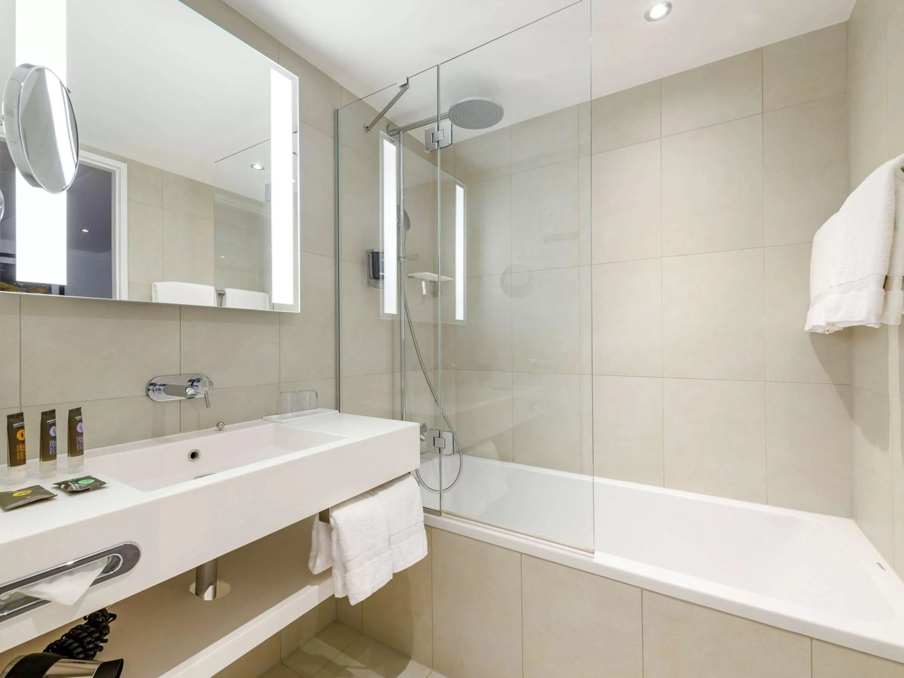 Photo of the whole room in Novotel Wien Hauptbahnhof