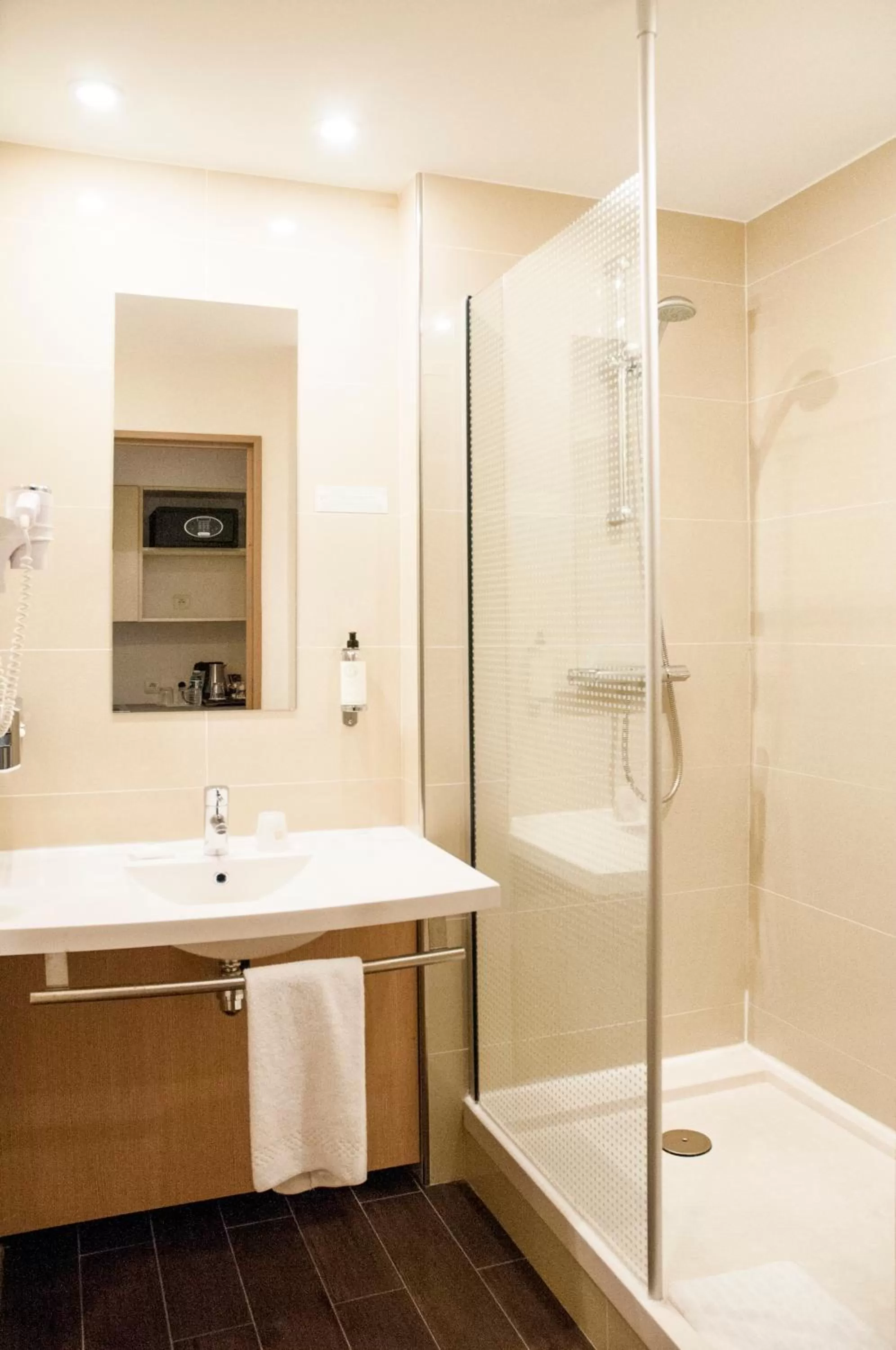 Shower in Best Western Plus Hôtel Colbert