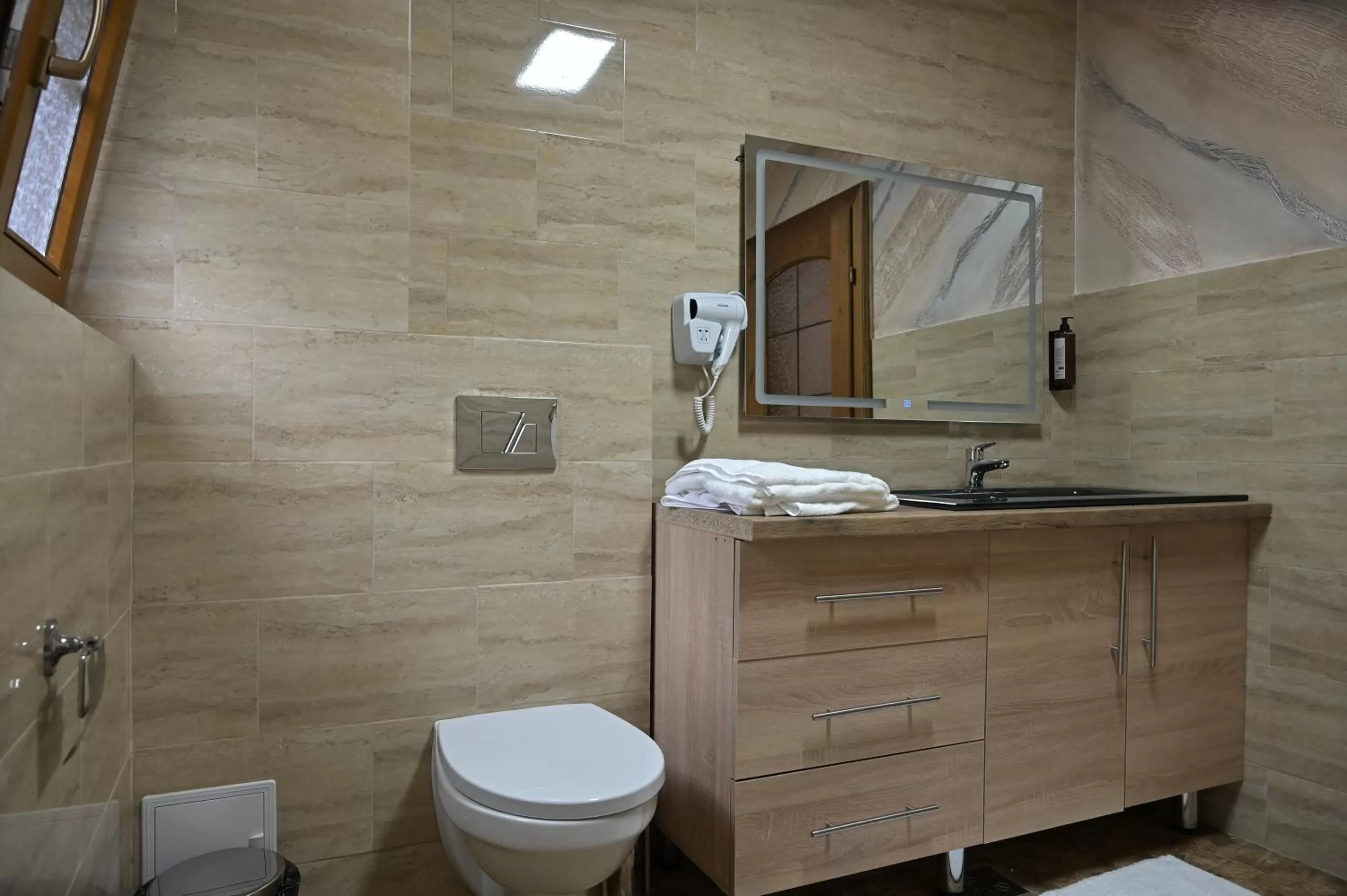 Toilet in Conacul Radacinilor