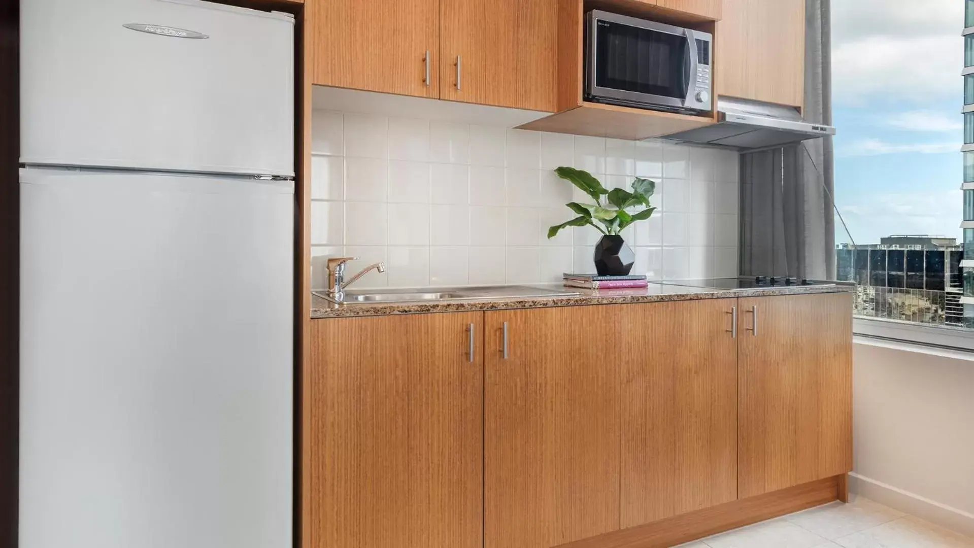 Kitchen or kitchenette, Kitchen/Kitchenette in Oaks Melbourne on Market Hotel