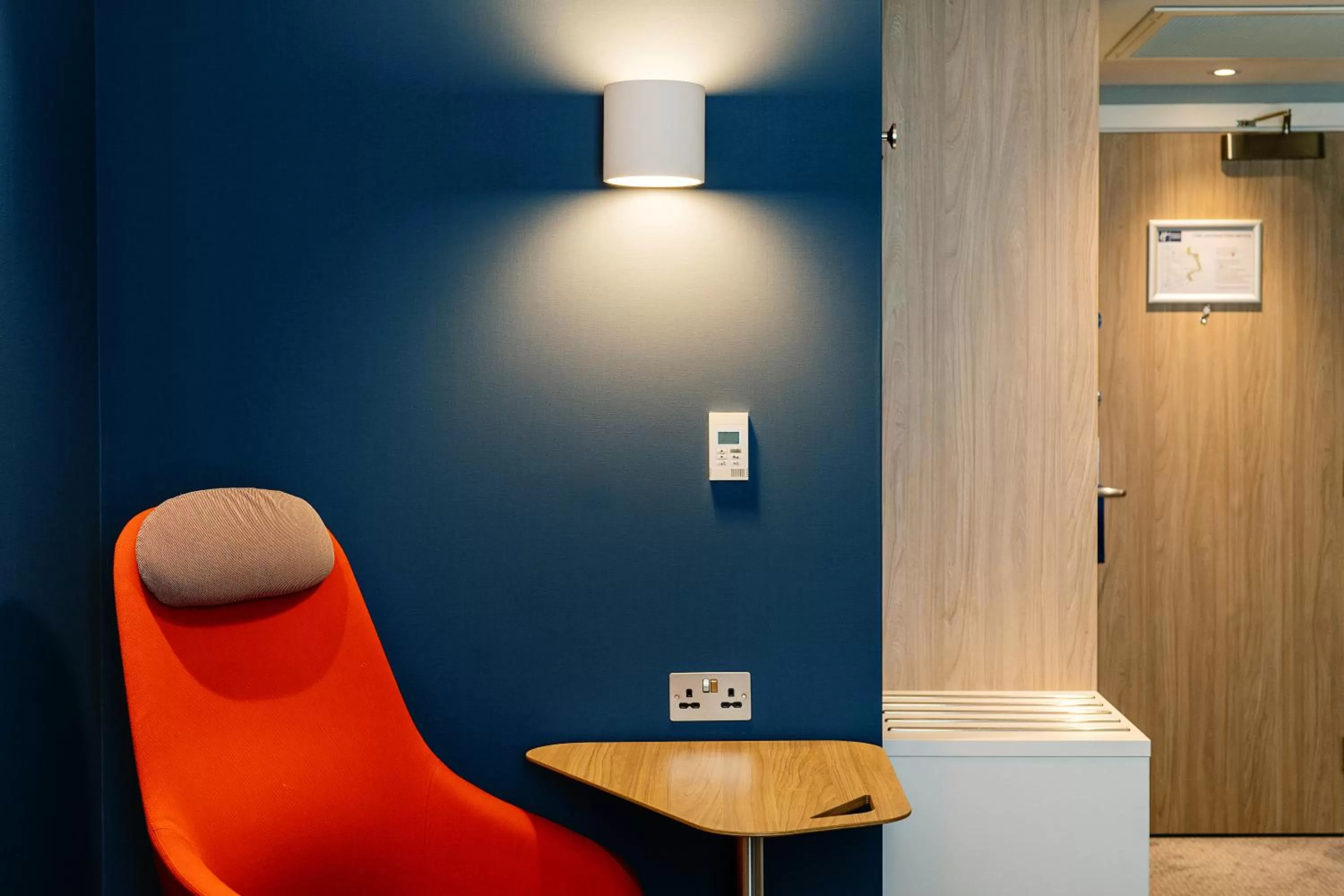 Seating area in Holiday Inn Express Amsterdam - North Riverside by IHG