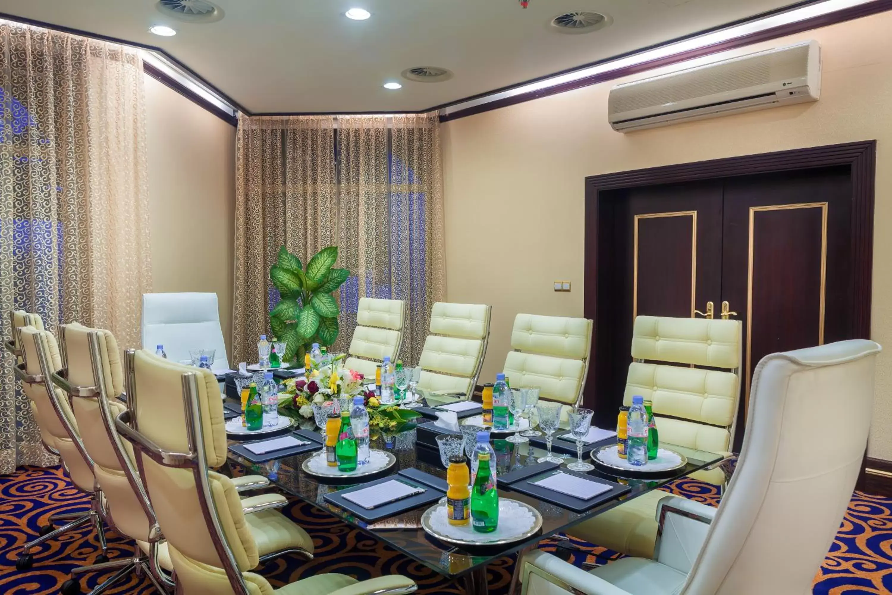 Business facilities in Jeddah Grand Hotel