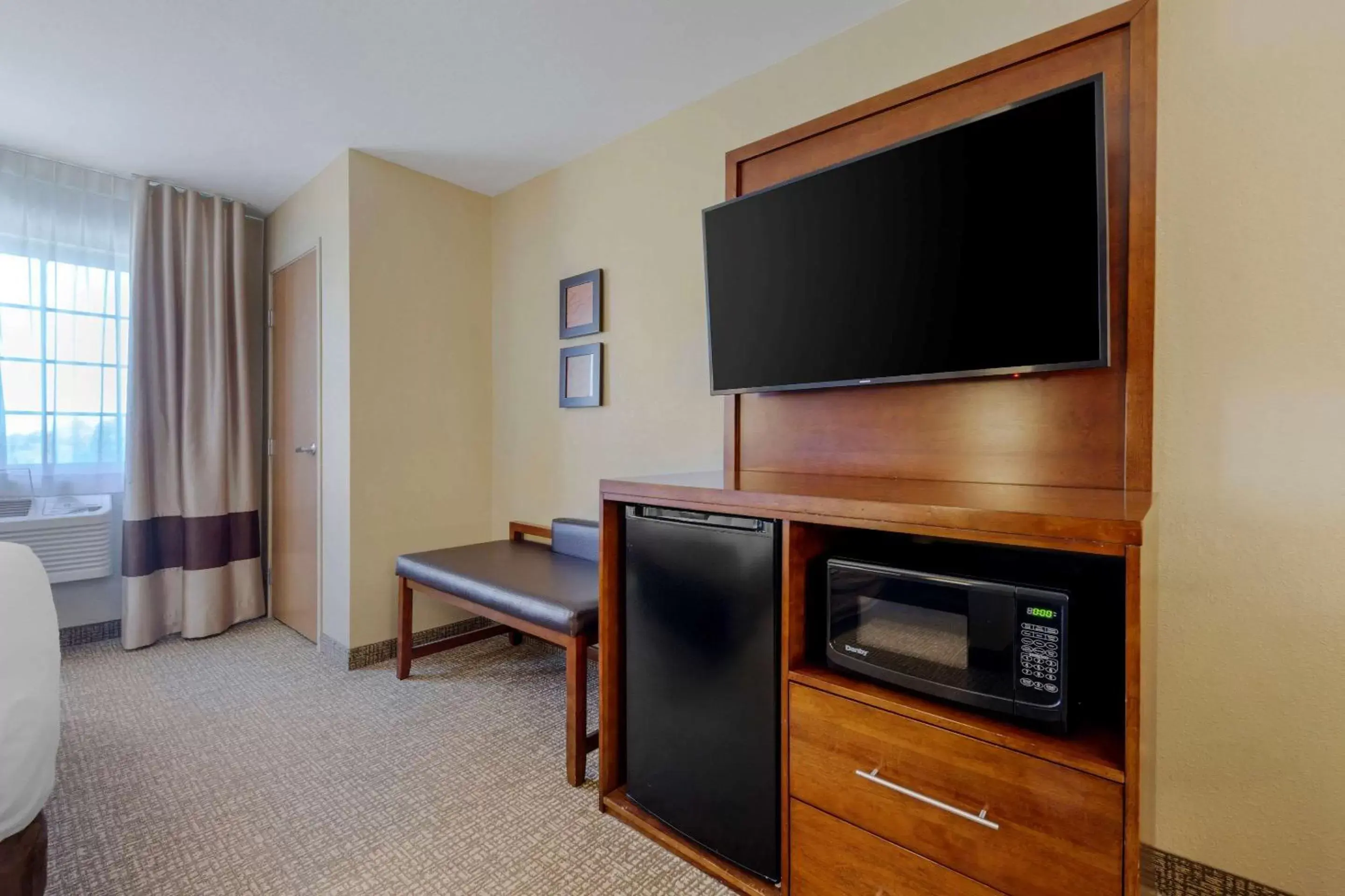 Bedroom, TV/Entertainment Center in Comfort Suites Johnson Creek Conference