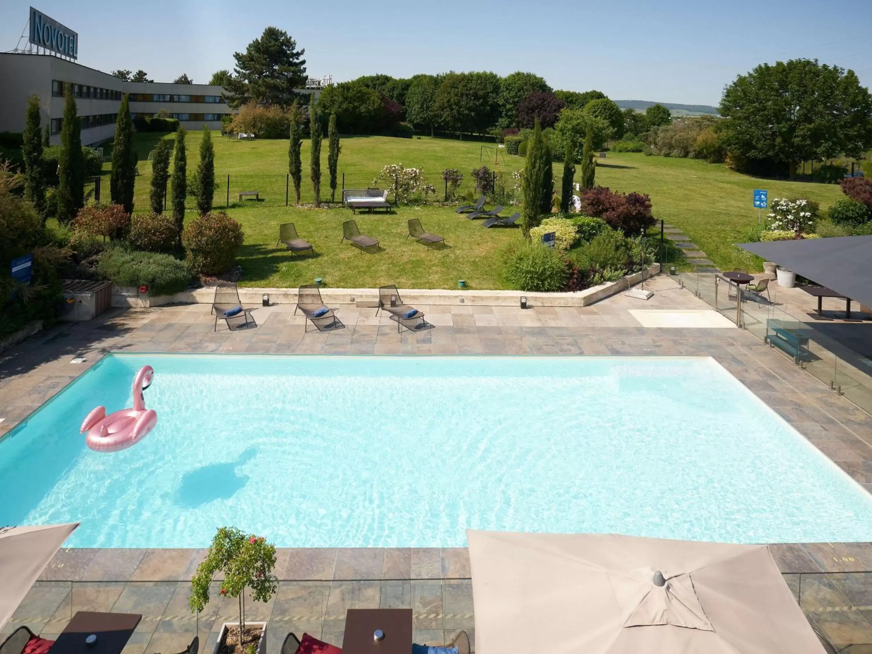 Sports, Pool View in Novotel Reims Tinqueux