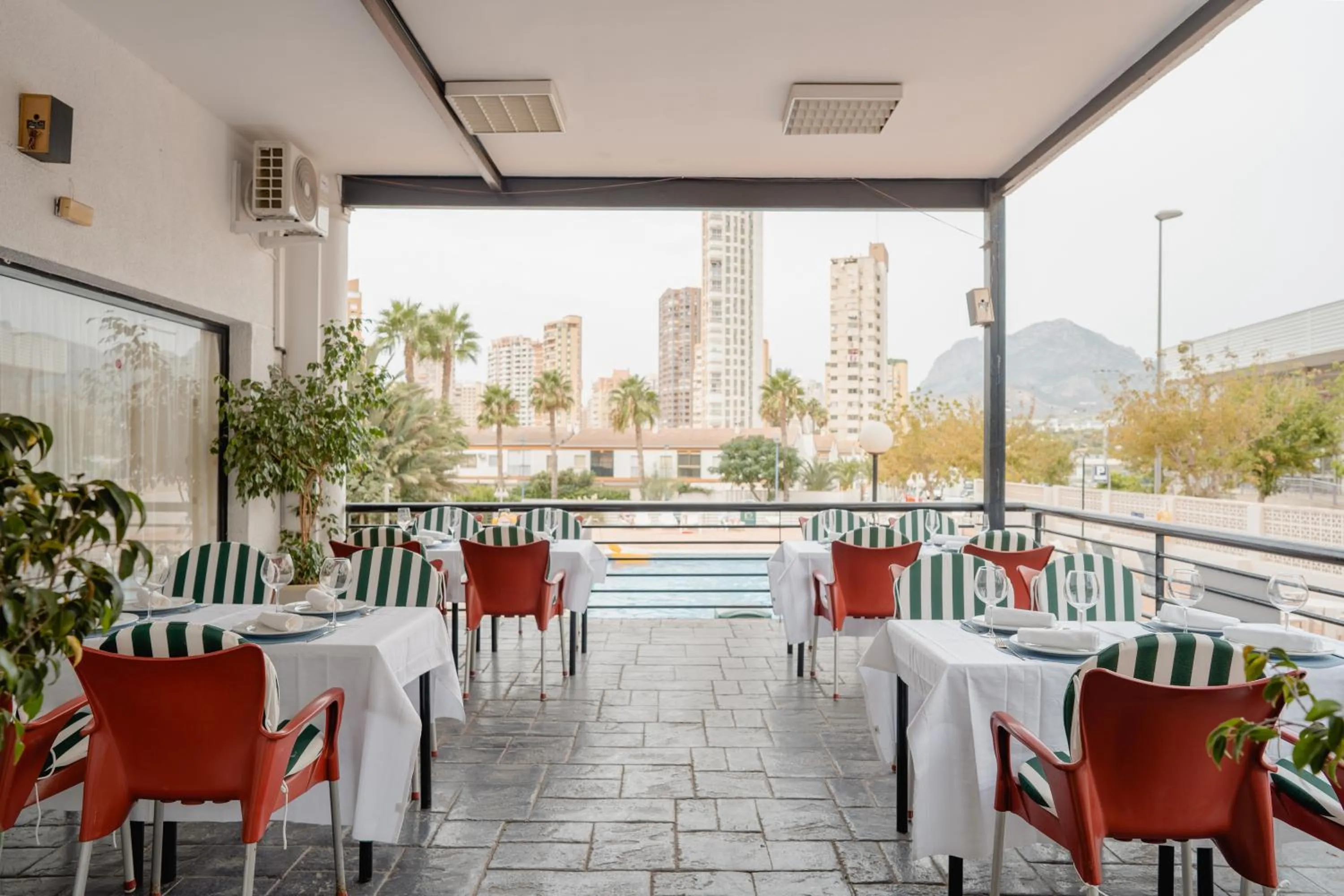 Restaurant/places to eat in Luxmar Apartaments