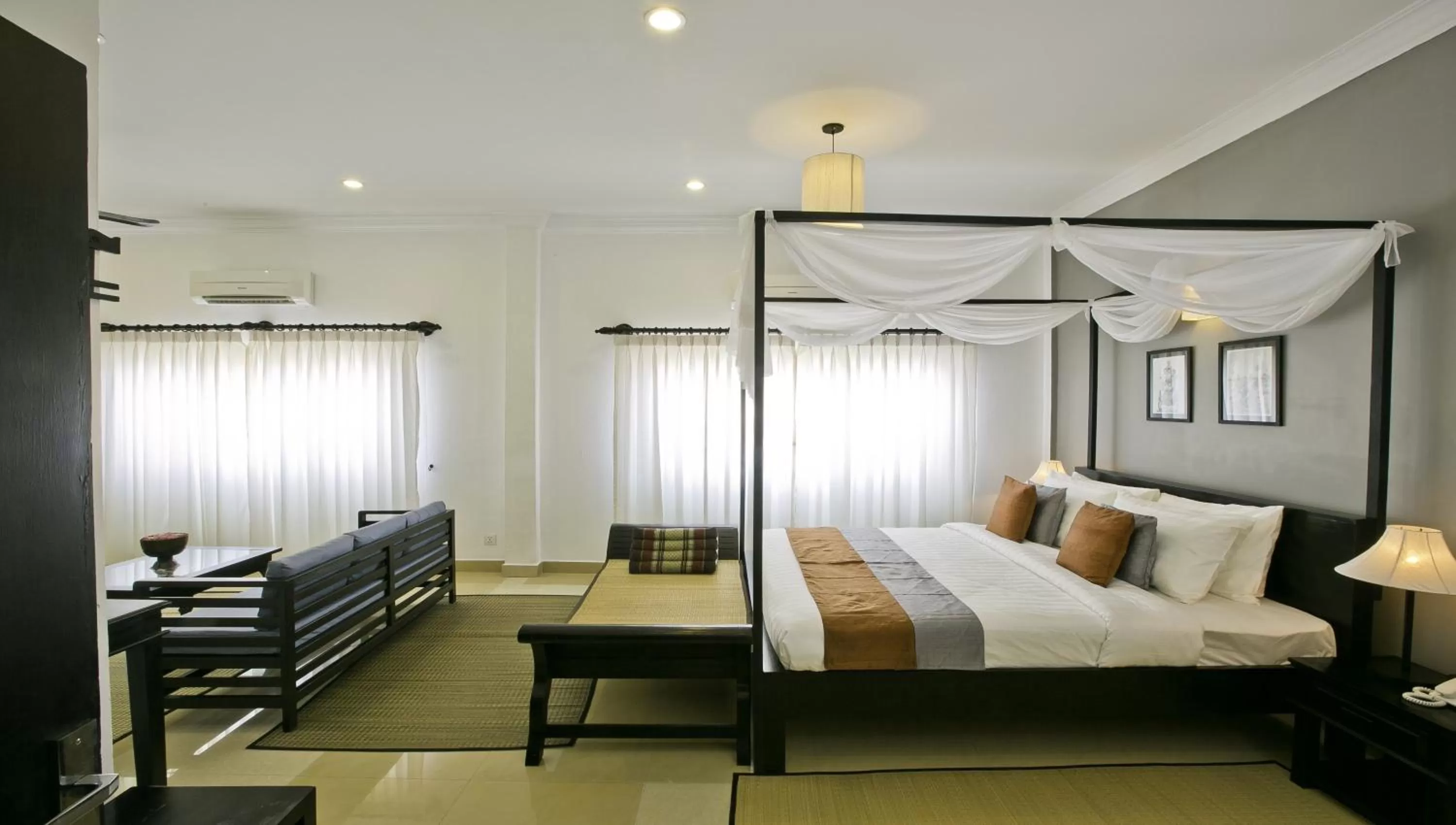 Bed in The Cyclo d'Angkor Boutique Hotel