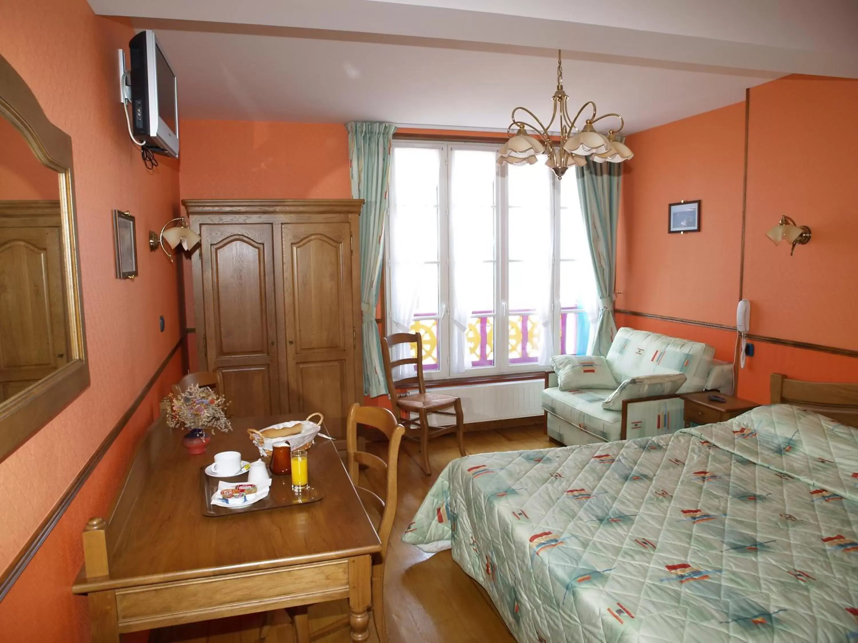 Photo of the whole room in Hôtel De Calais