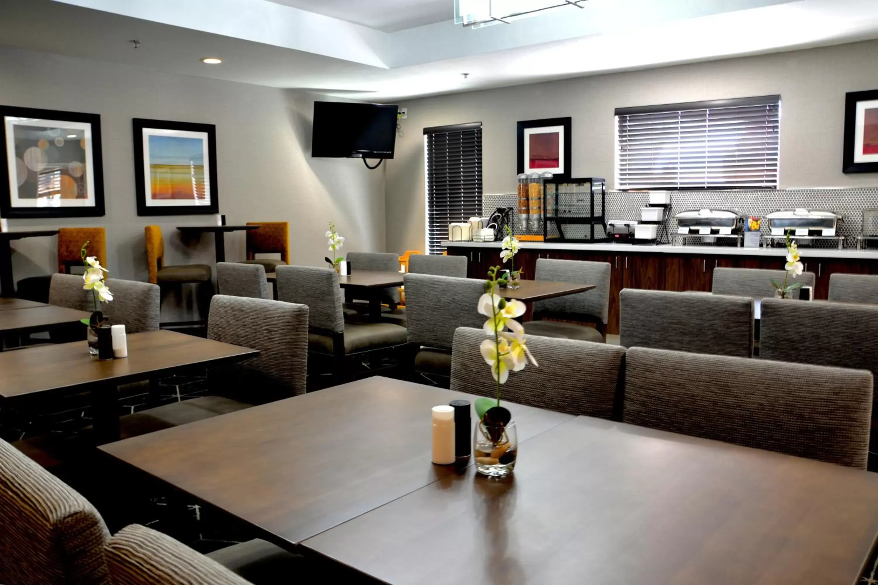 Buffet breakfast, Restaurant/Places to Eat in Best Western Plus Gateway Inn & Suites - Aurora