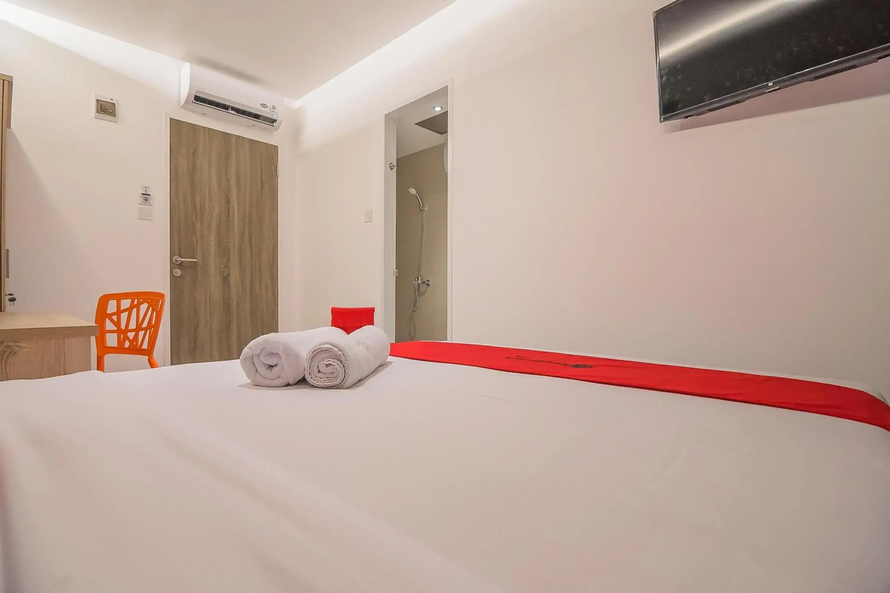 Bedroom in RedDoorz near Taman Rejomulyo