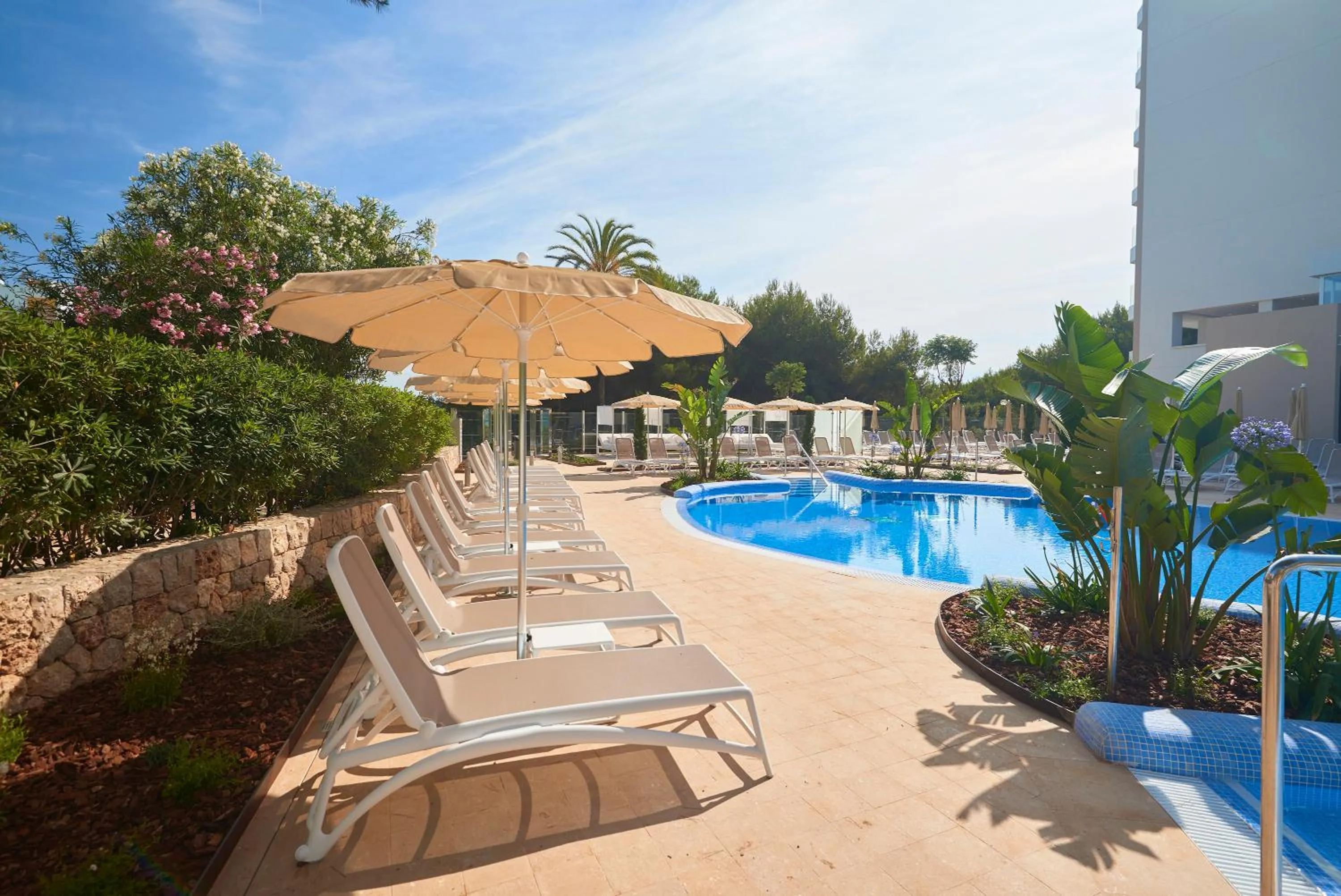 Swimming pool in Hipotels Bahia Cala Millor - Adults Only