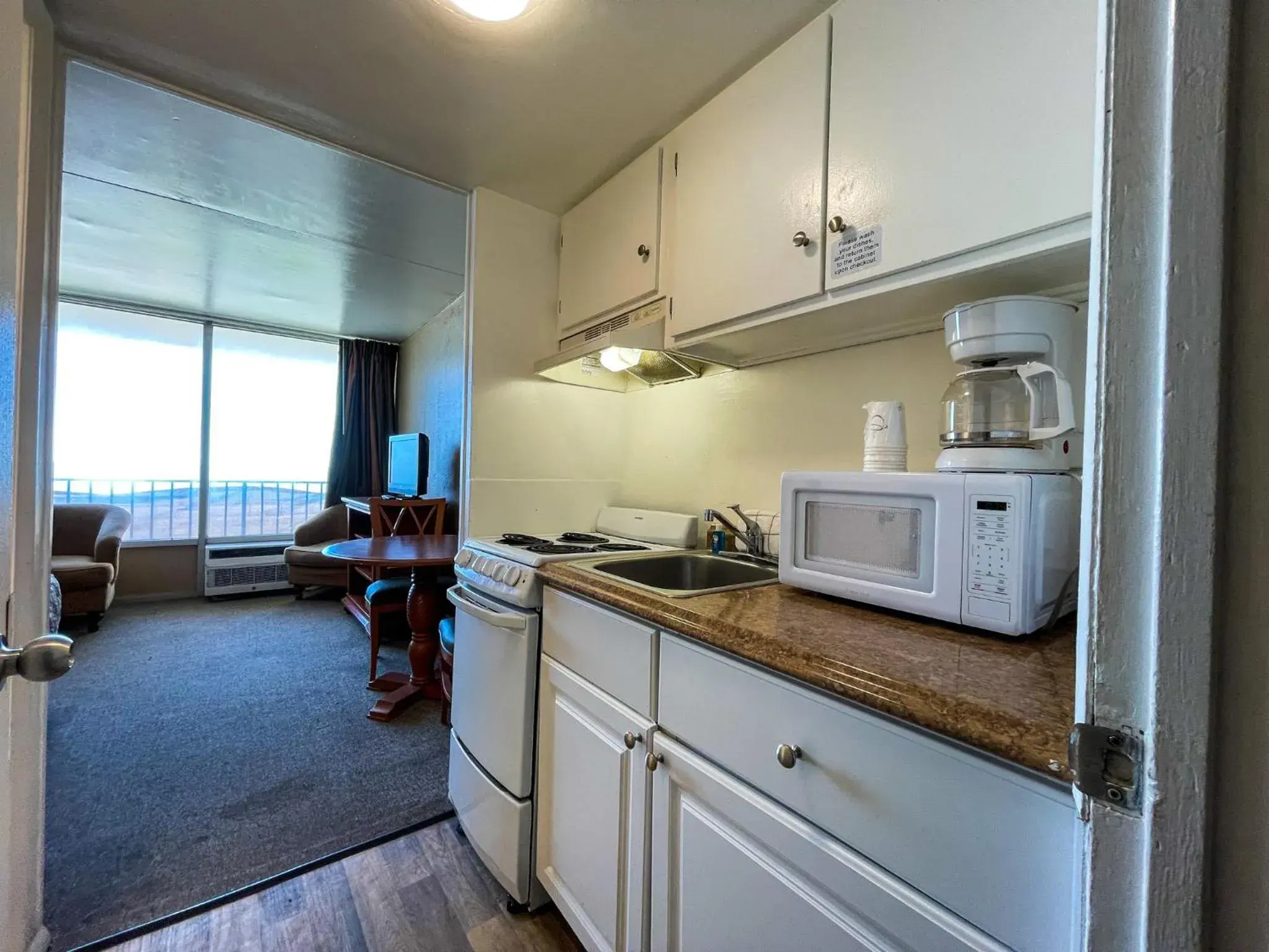 Kitchen/Kitchenette in Oceanfront Viking Motel