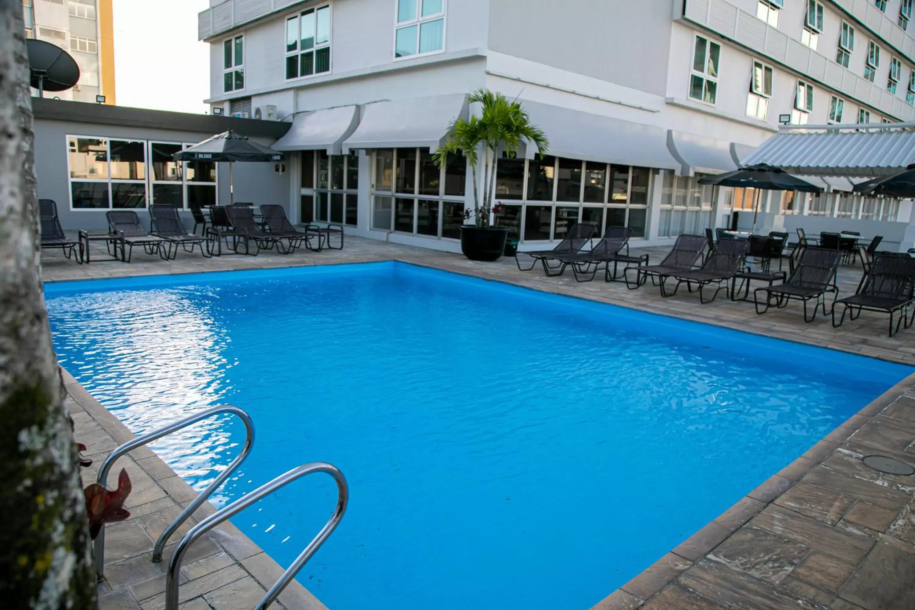 Swimming Pool in Plaza Blumenau Hotel