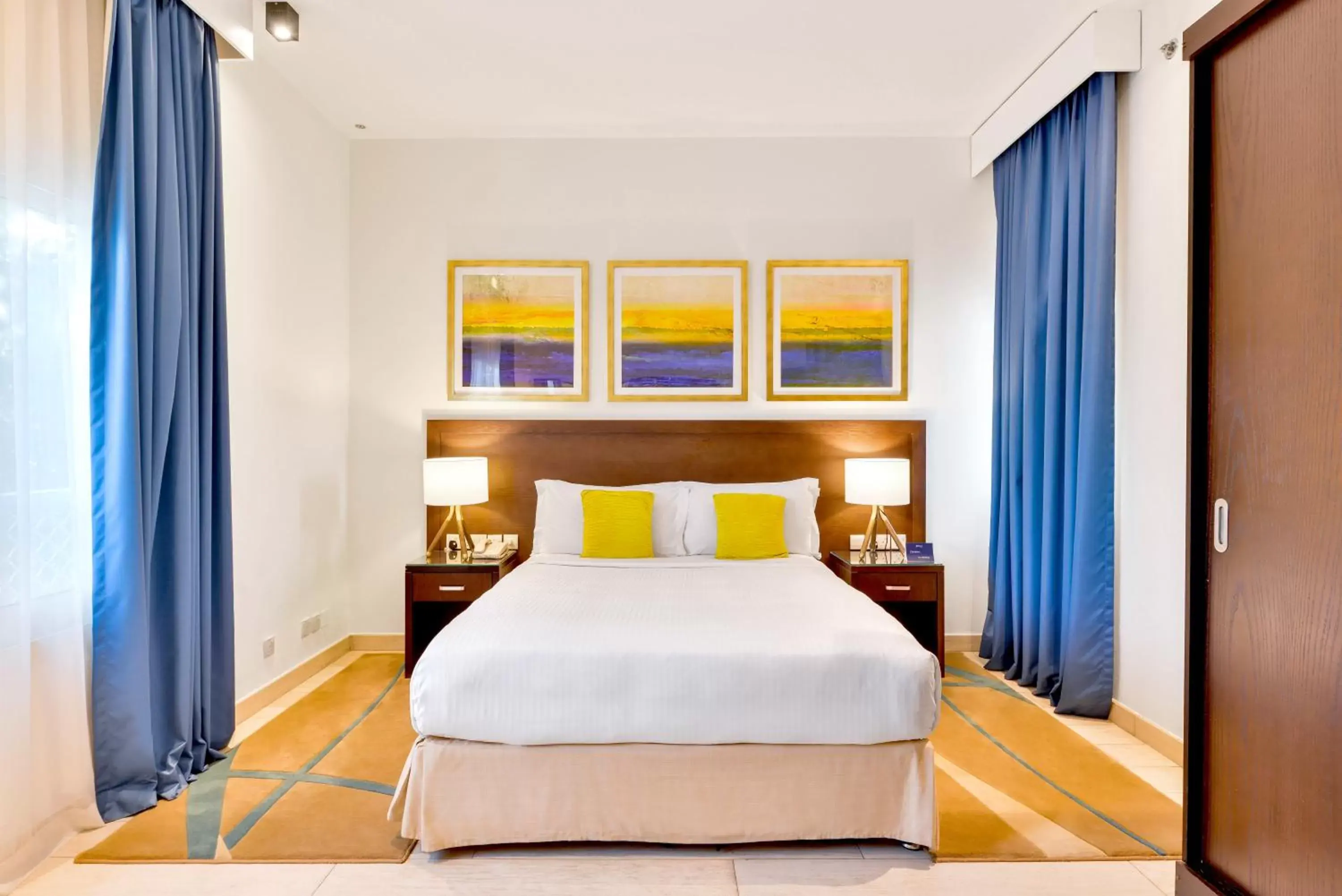 Bedroom, Bed in Radisson Blu Resort, Fujairah