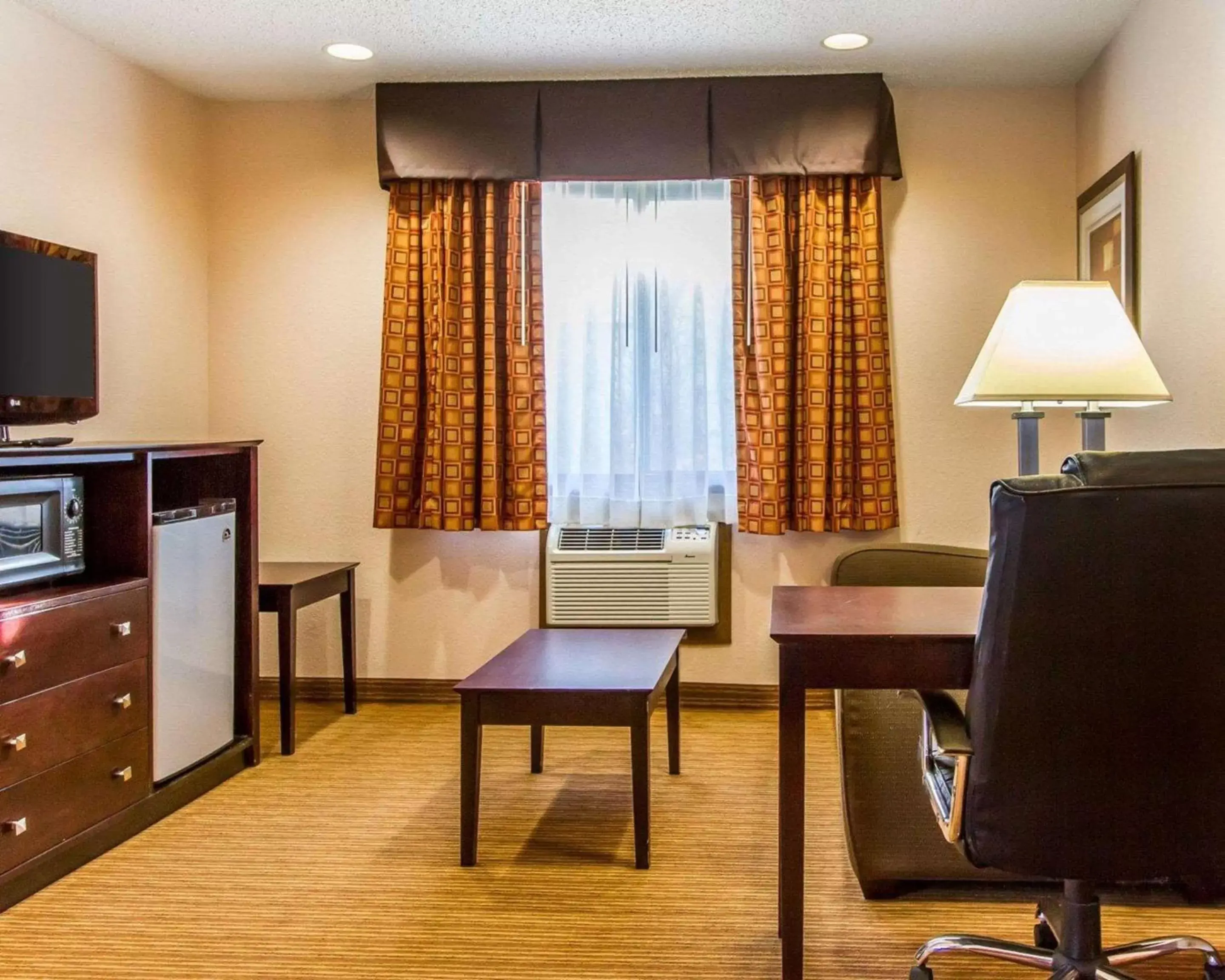 Photo of the whole room, TV/Entertainment Center in Quality Inn & Suites Ottumwa