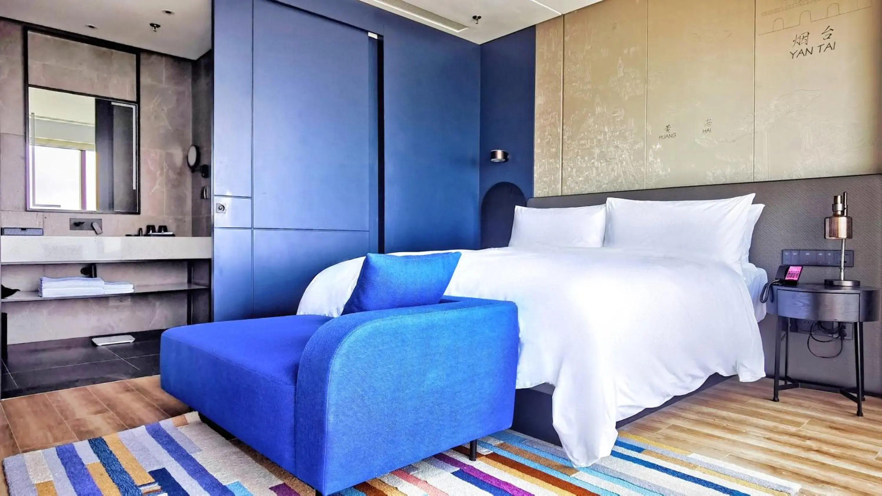 Photo of the whole room, Bed in Aloft Yantai