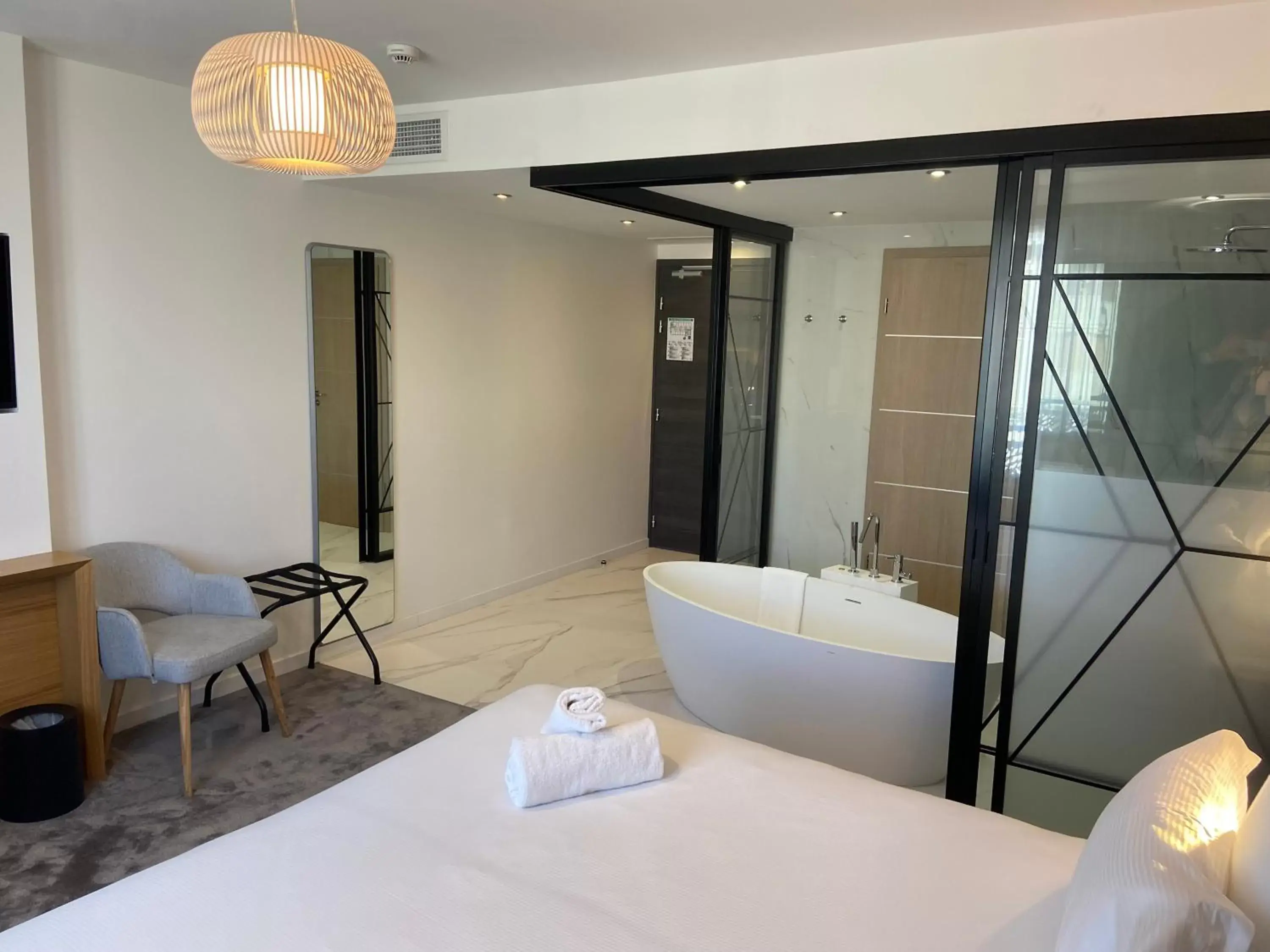 Bathroom, Bed in Brit Hotel Paris Orly Rungis