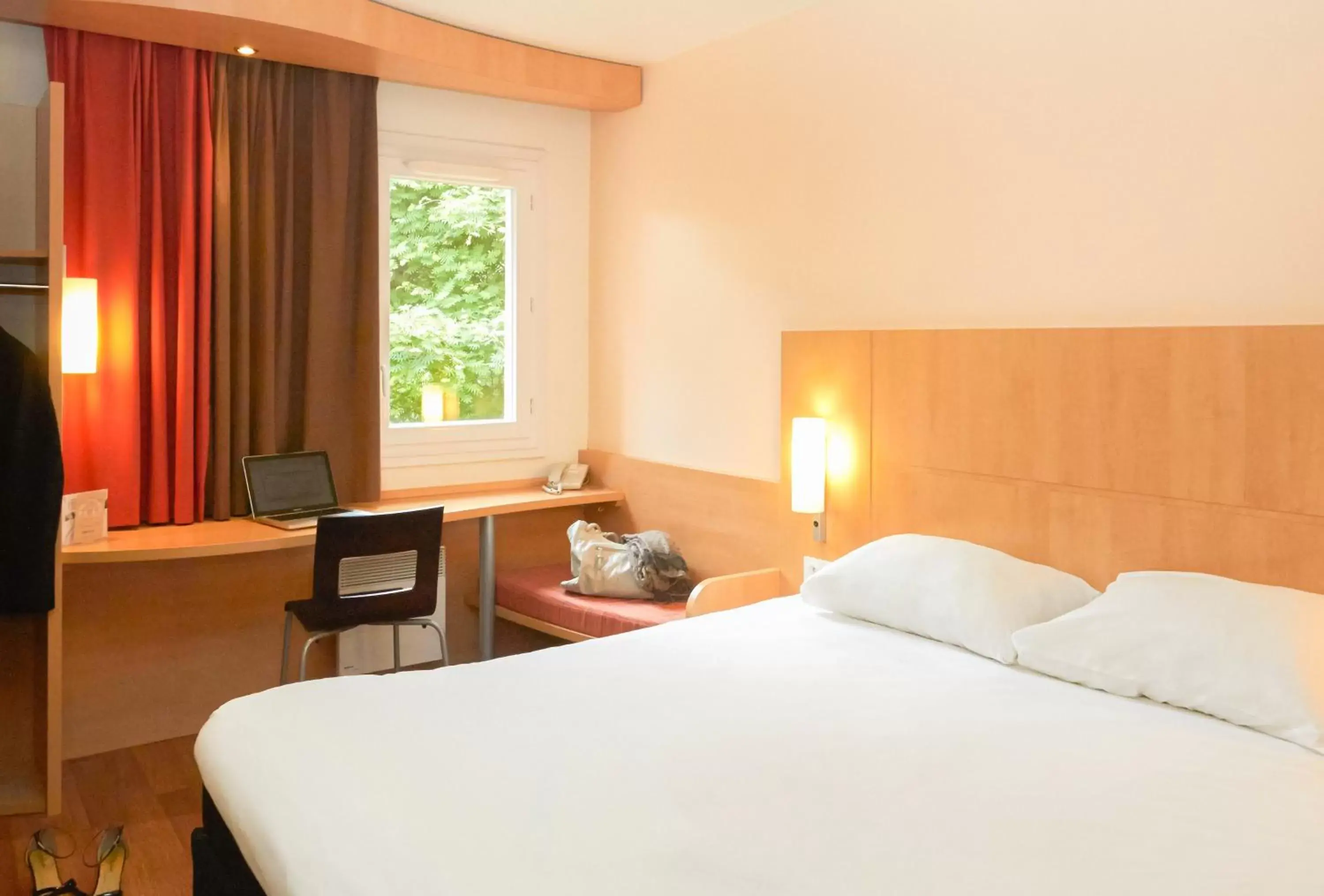 Bedroom, Bed in ibis Sisteron