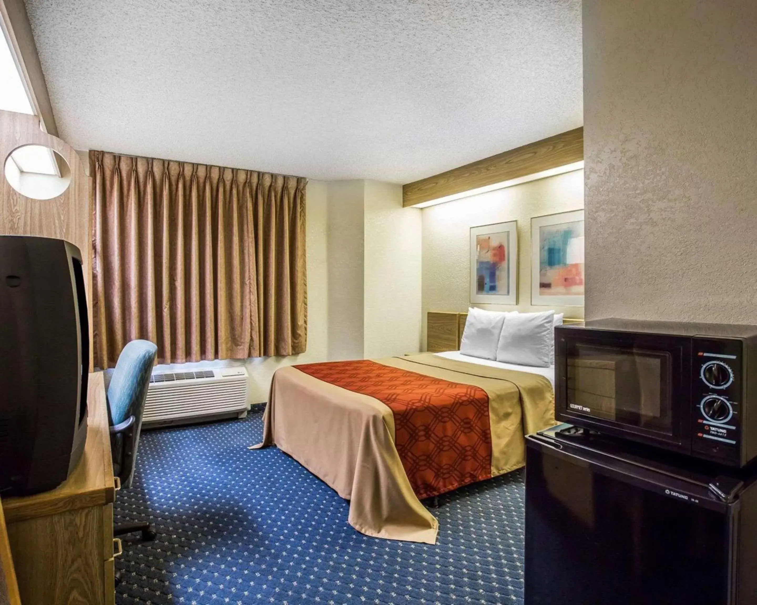Photo of the whole room in Econo Lodge Denver International Airport