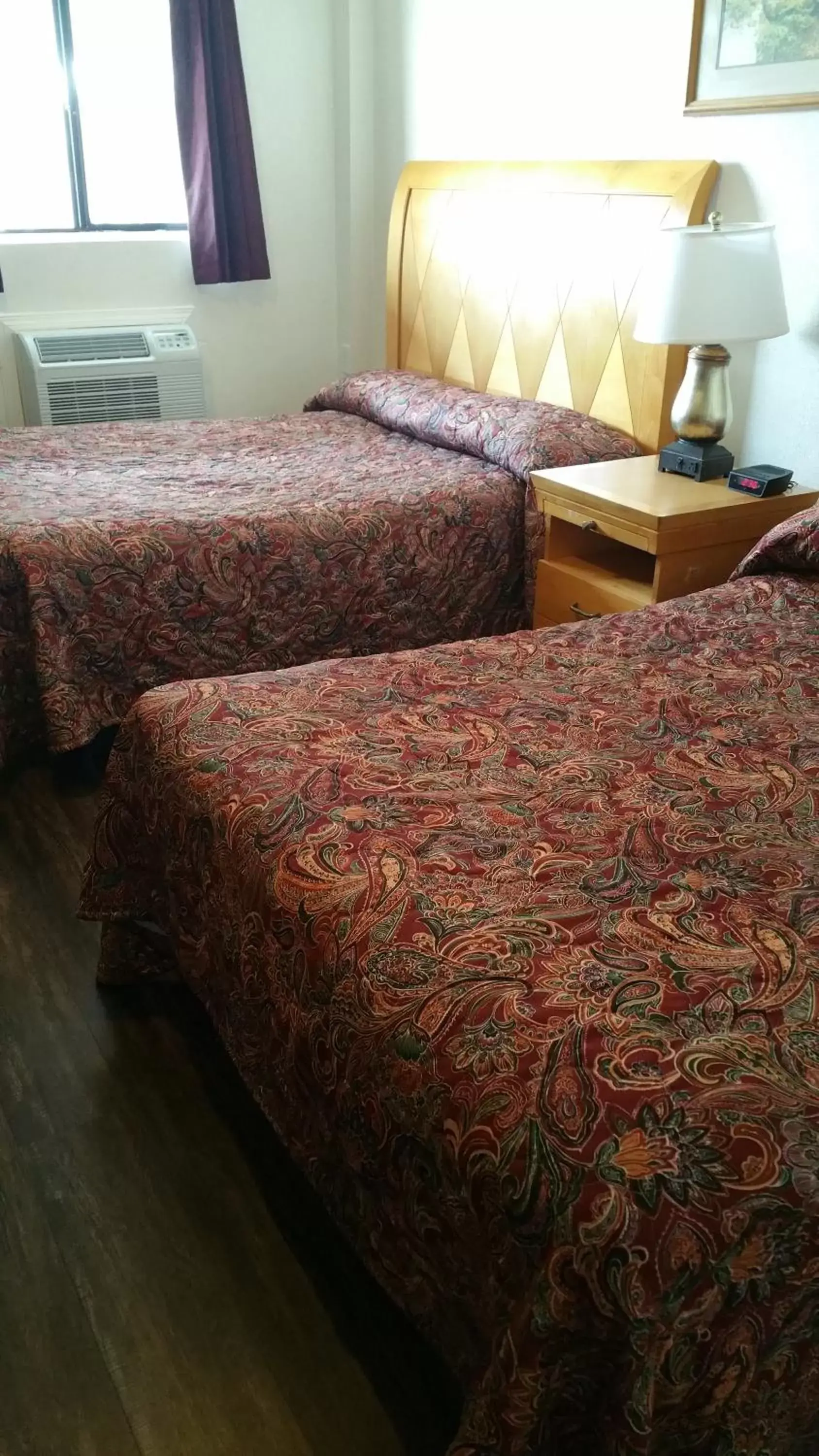 Photo of the whole room, Bed in Ontario Inn