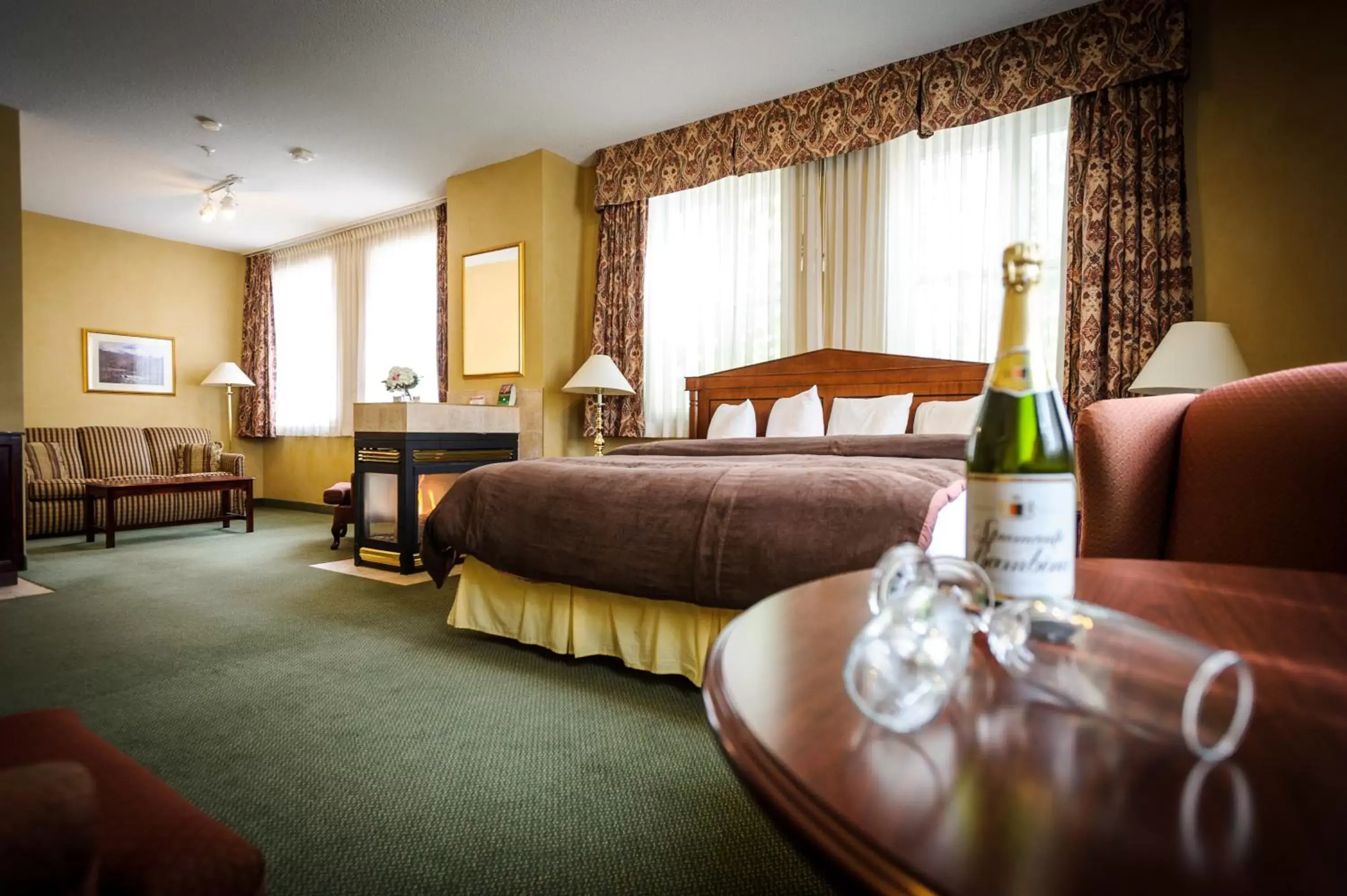 Photo of the whole room, Bed in Peterborough Inn and Suites Hotel