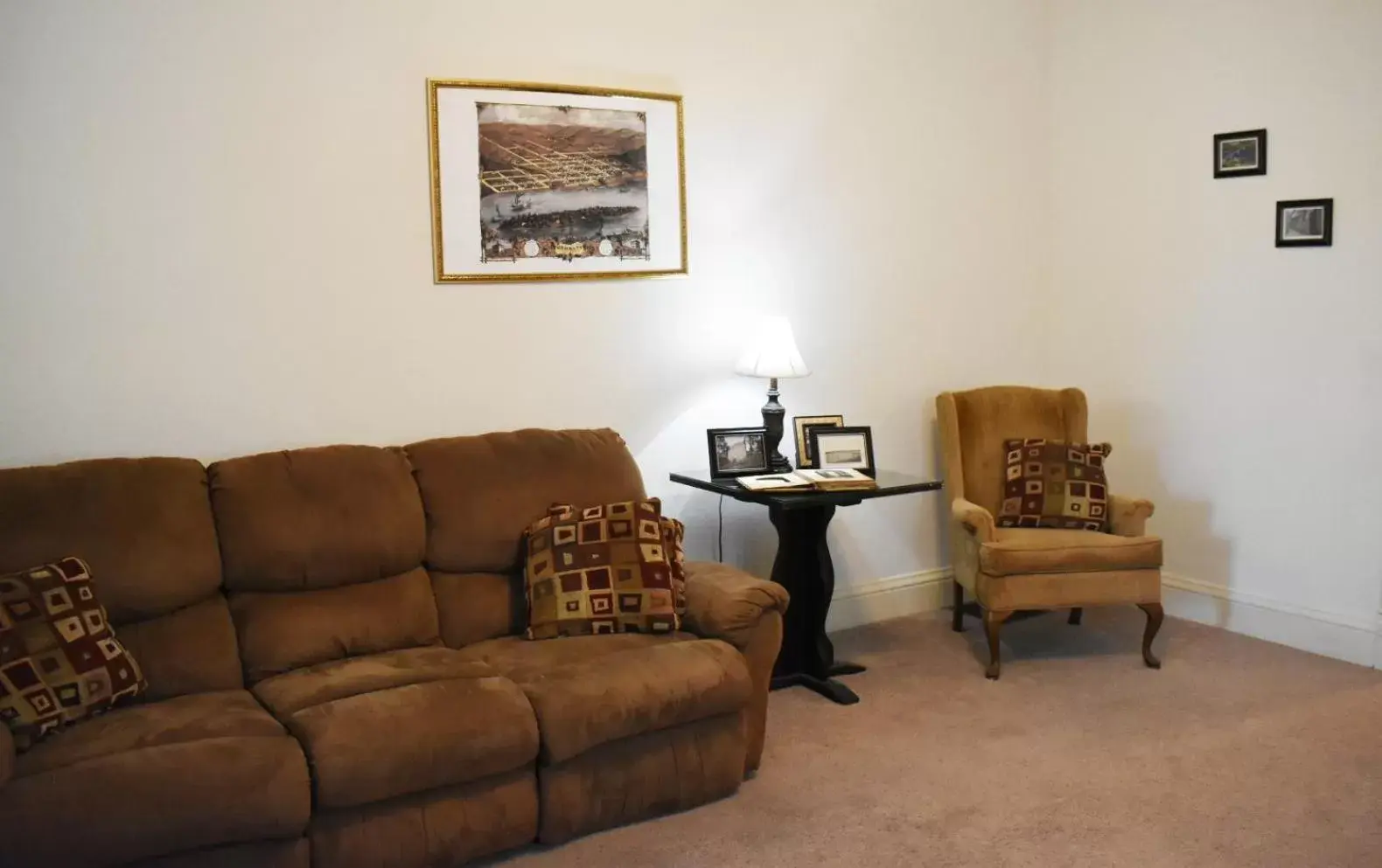 Living room, Seating Area in Hermann Crown Suites