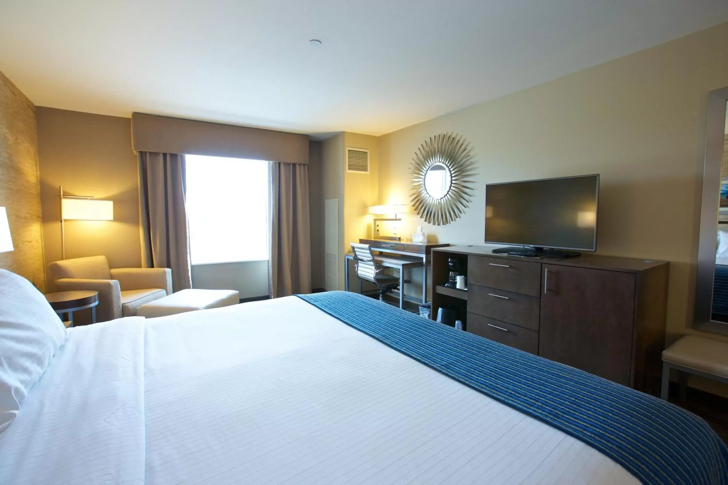 Photo of the whole room, Bed in Holiday Inn Express Fargo SW I94 Medical Center, an IHG Hotel