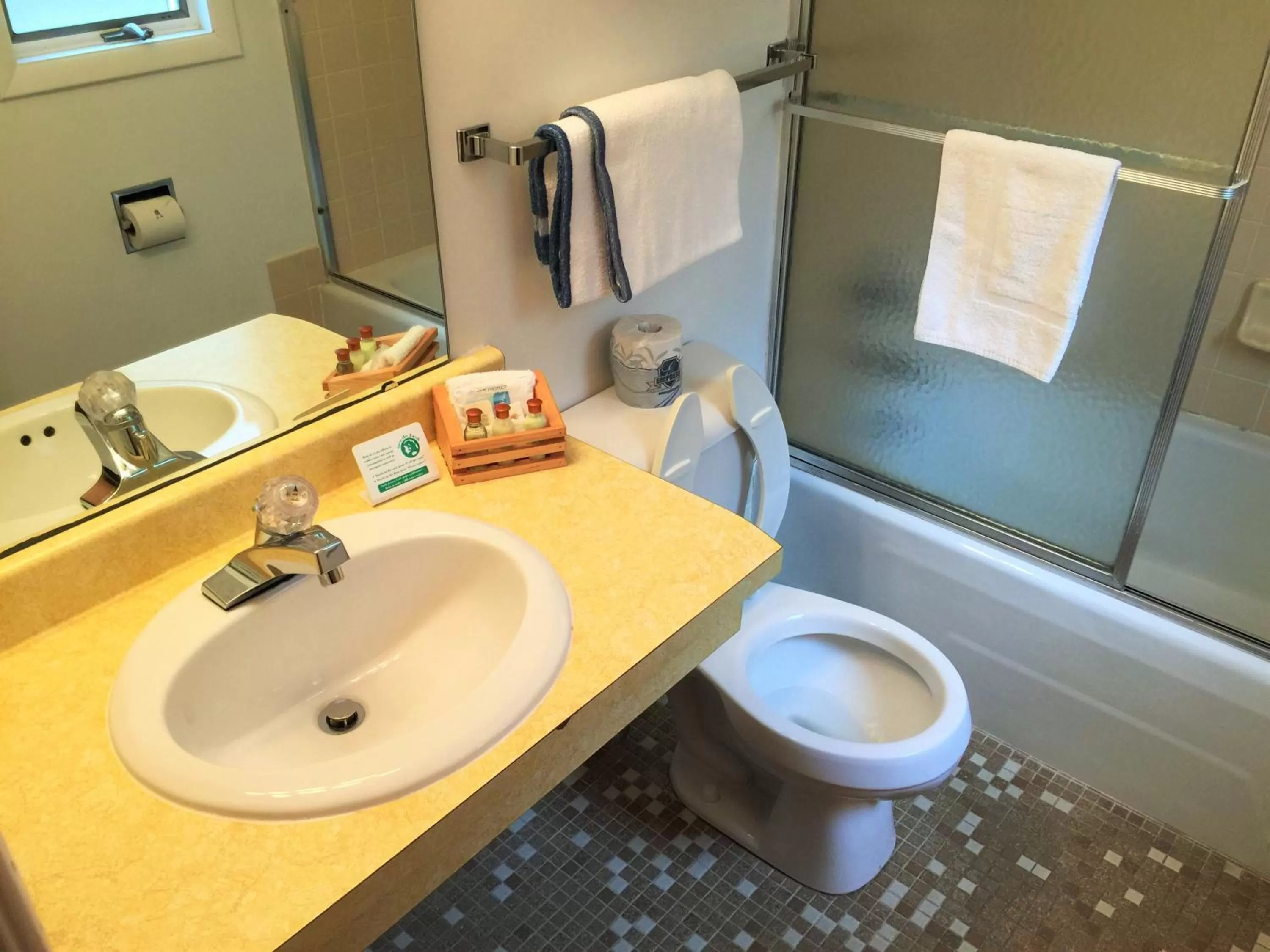 Bathroom in Cedar Motor Inn