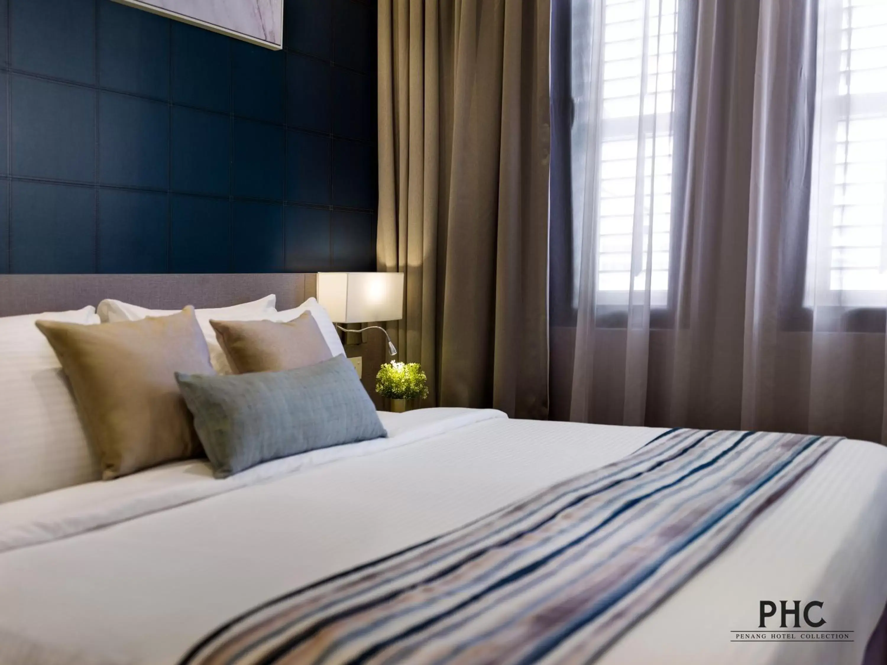 Bedroom, Bed in Ropewalk Piazza Hotel by PHC
