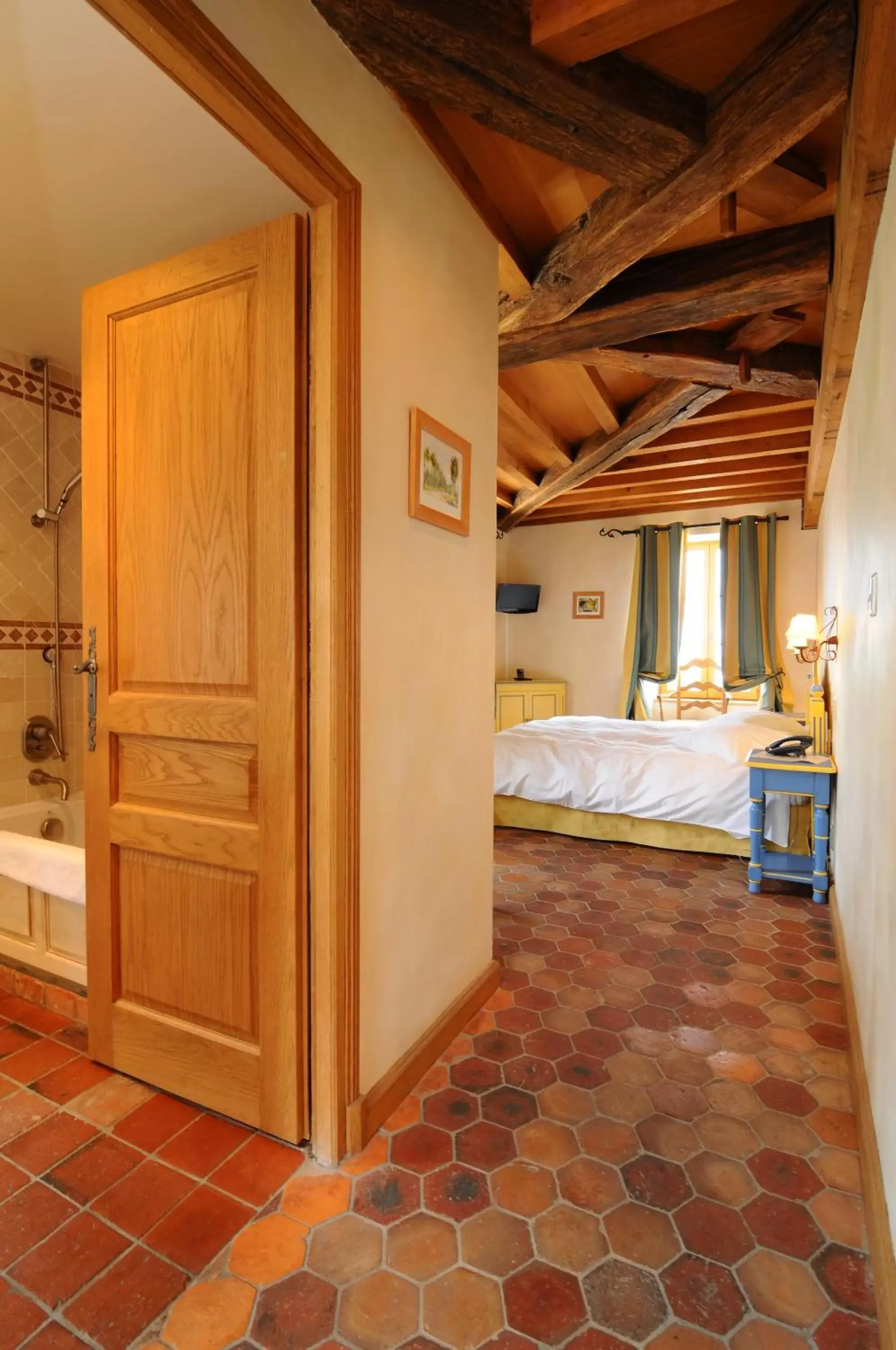 Photo of the whole room, Bed in Hostellerie de la Tour d'Auxois