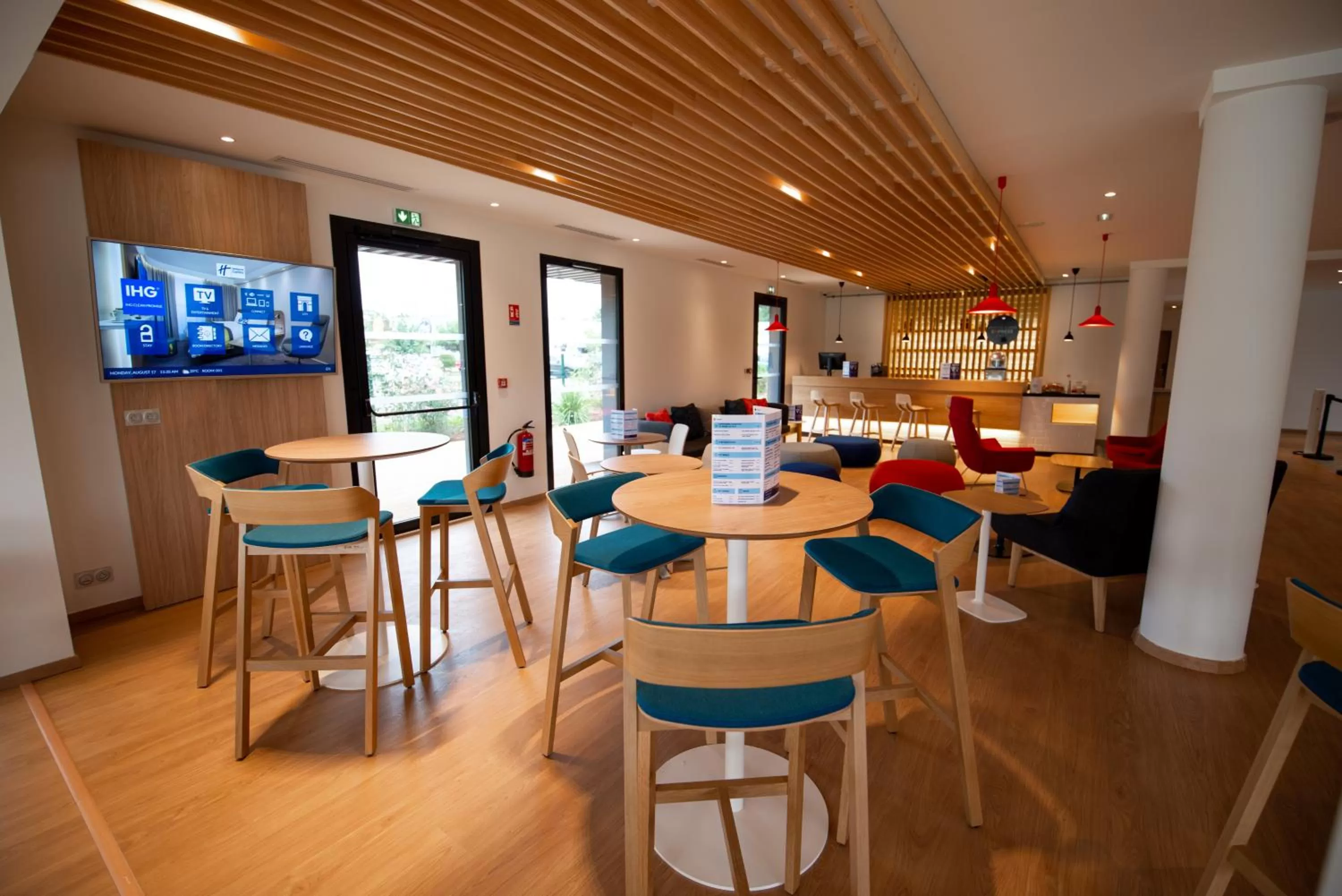 Communal lounge/ TV room in Holiday Inn Express - Arcachon - La Teste by IHG