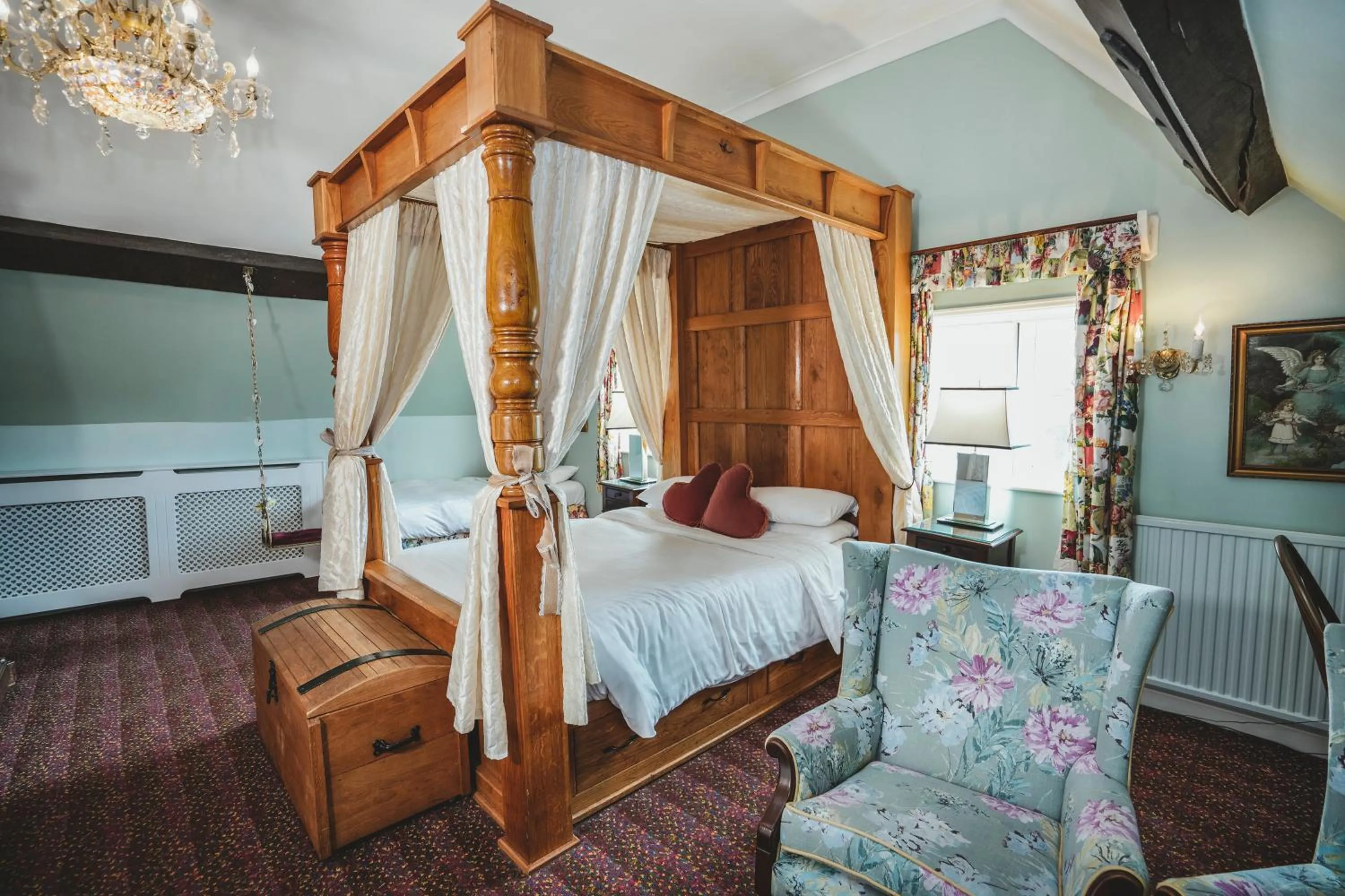 Bed in Hundred House Hotel