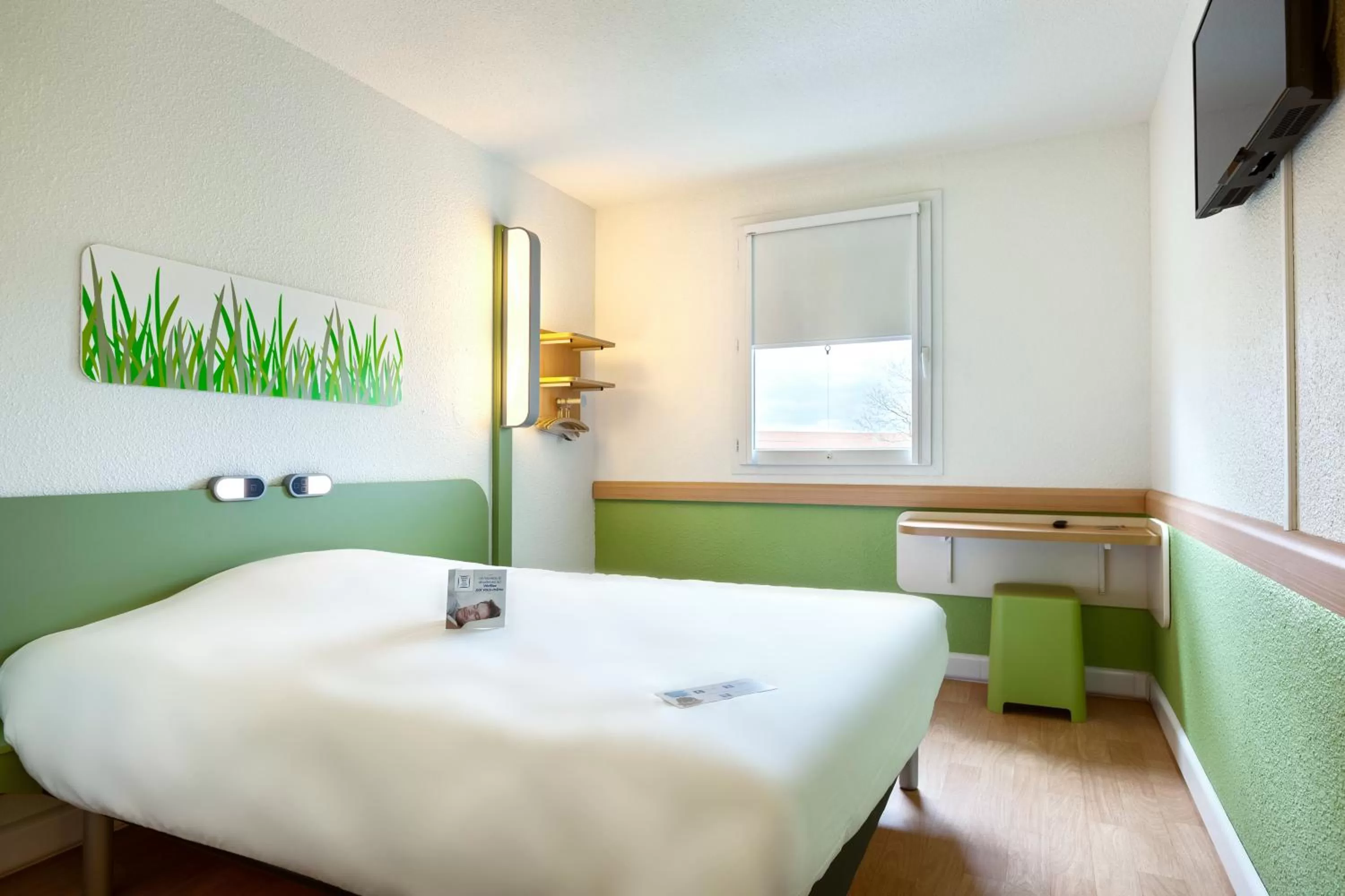 Bed, Bathroom in ibis budget Cardiff Centre