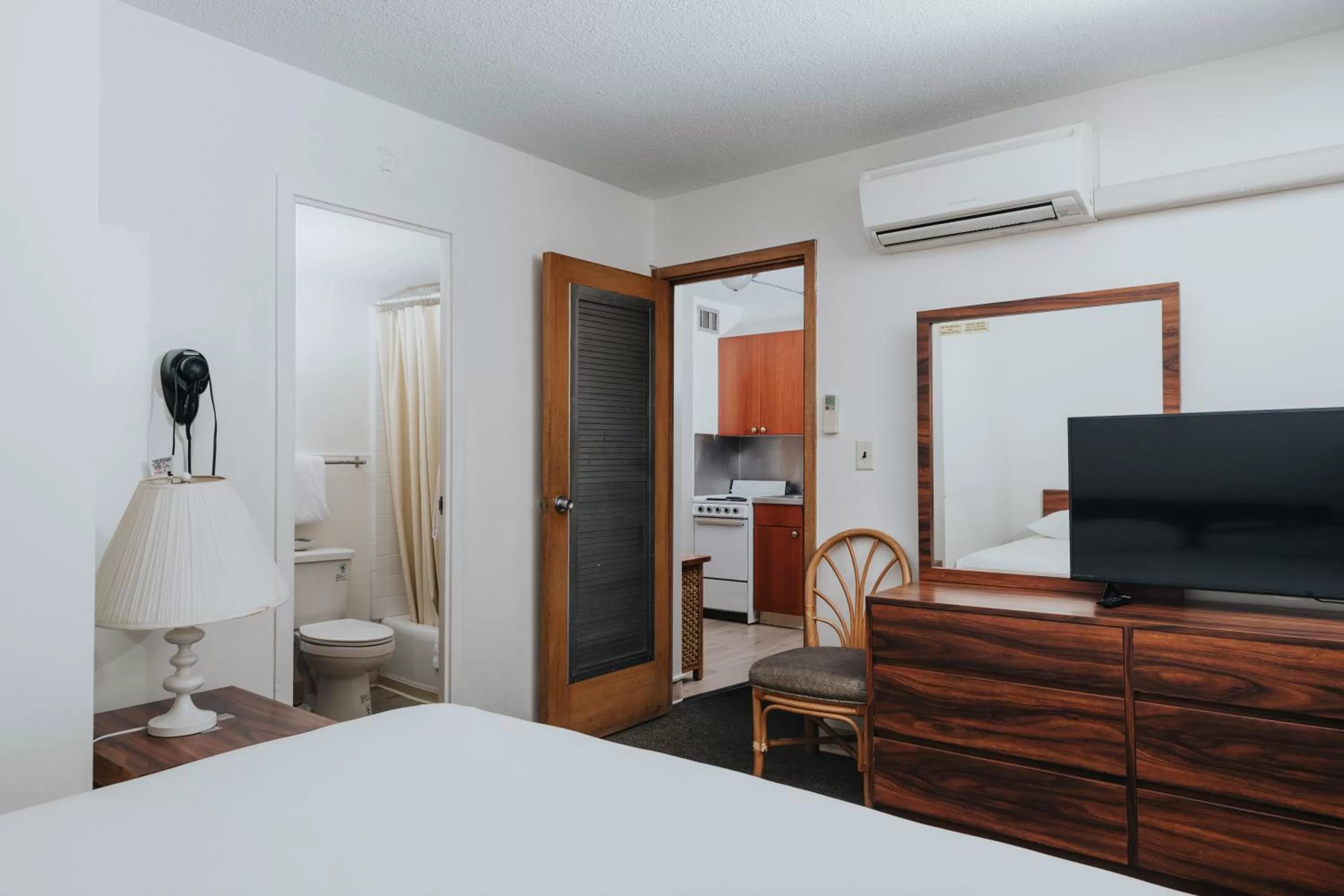 Bed in Royal Grove Waikiki