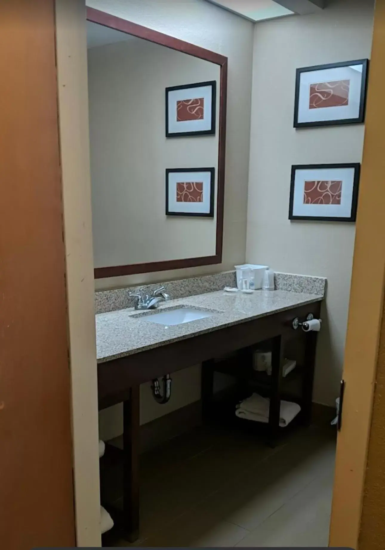 Bathroom in Comfort Inn Bordentown near NJ Turnpike