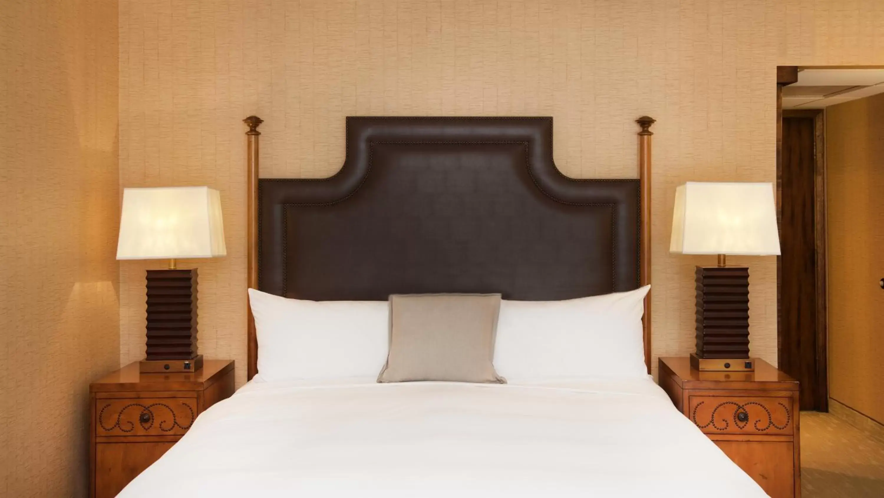 Bedroom, Bed in Lake Arrowhead Resort & Spa