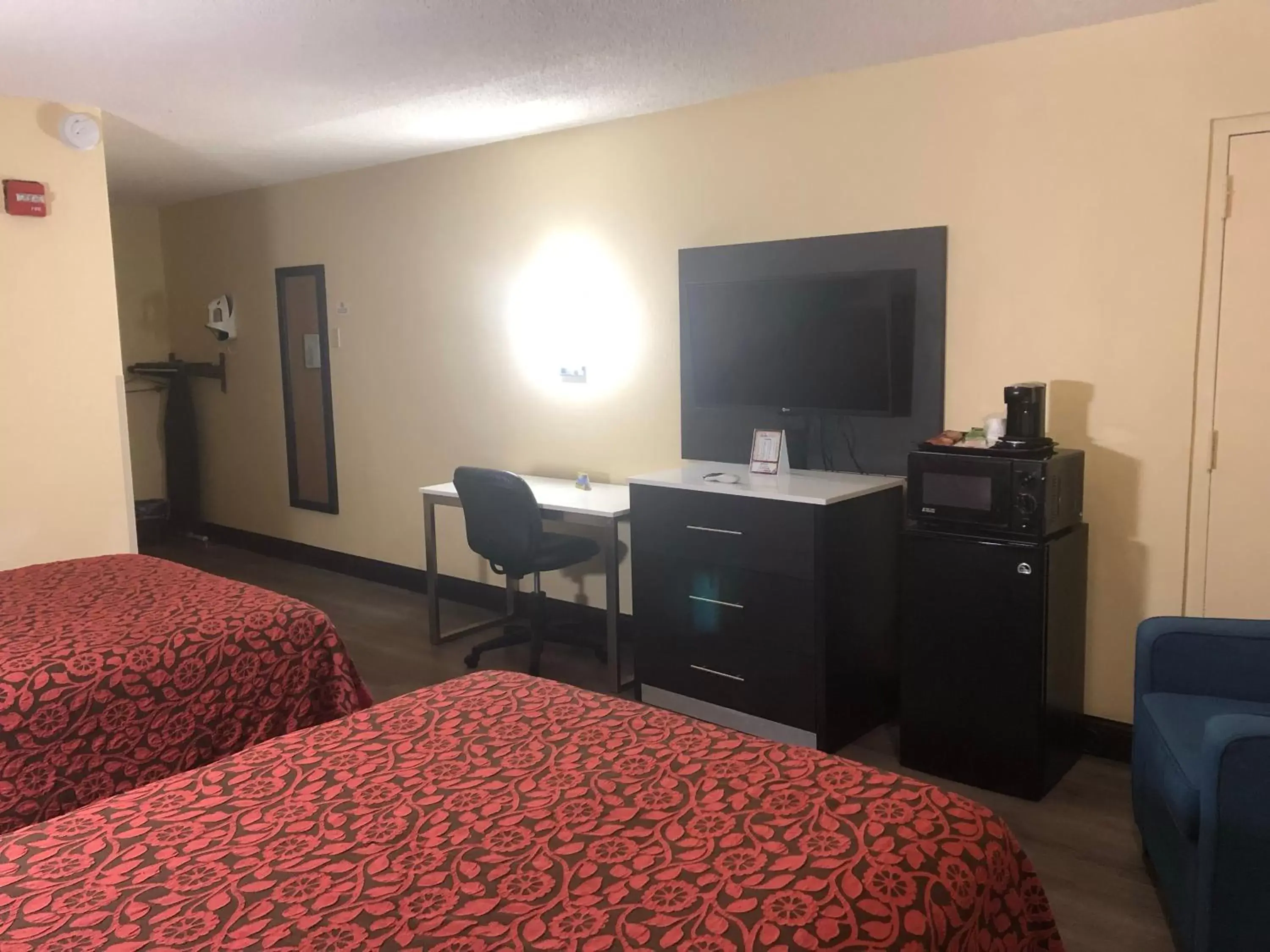 Bedroom, TV/Entertainment Center in Days Inn by Wyndham Grove City Columbus South